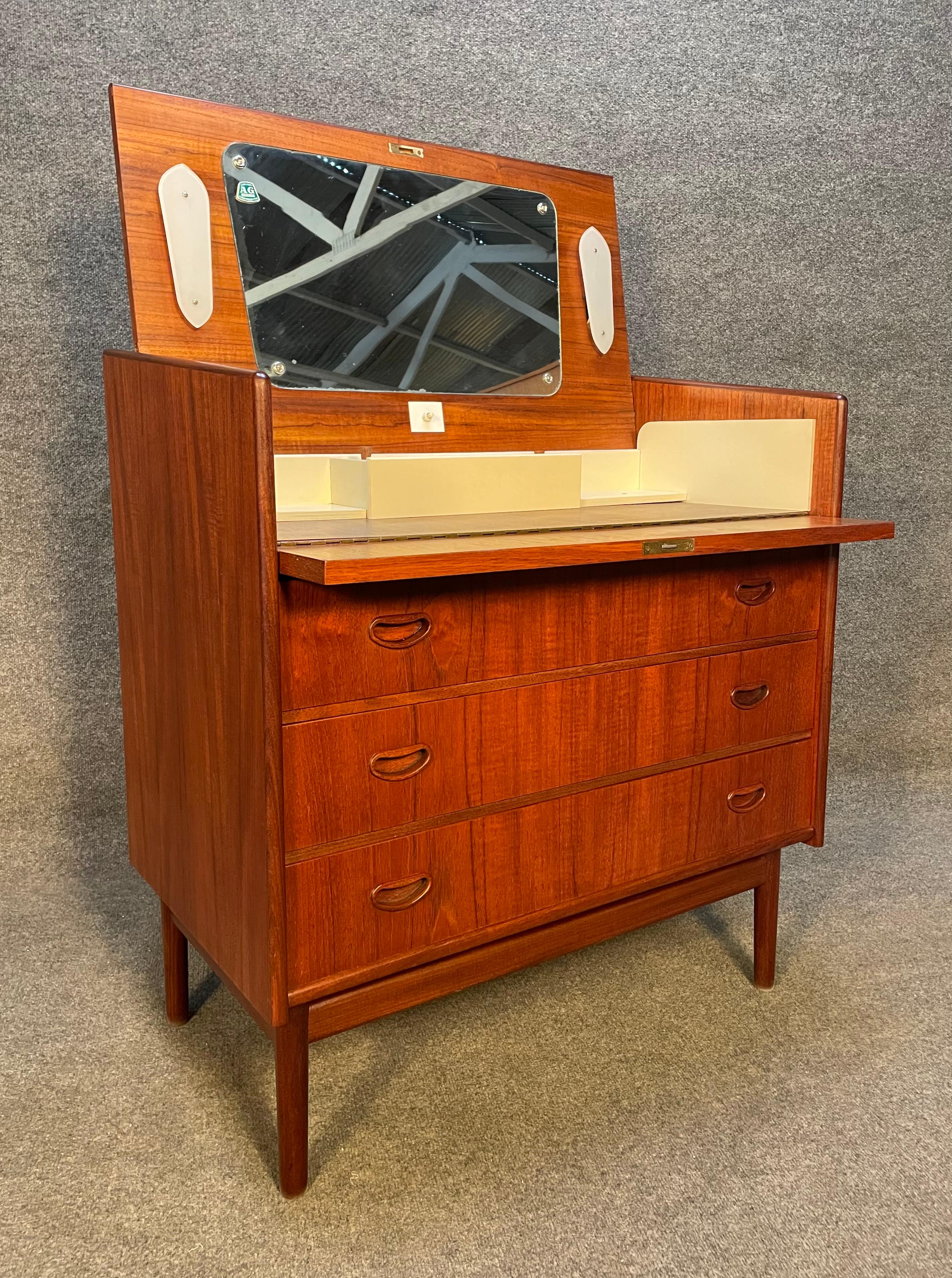 Vintage Danish Mid-Century Modern Teak Dresser Vanity Attributed to Peter Hvidt For Sale 2