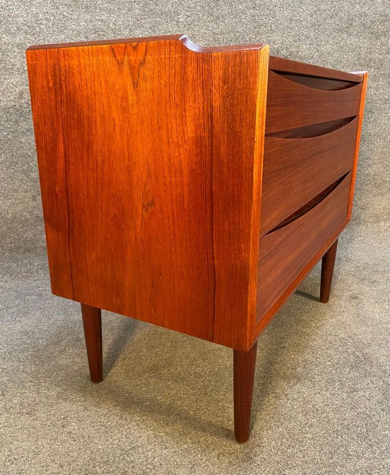 Vintage Danish Mid Century Modern Teak Dresser Vanity in the Manner of Arne Vodd In Good Condition For Sale In San Marcos, CA