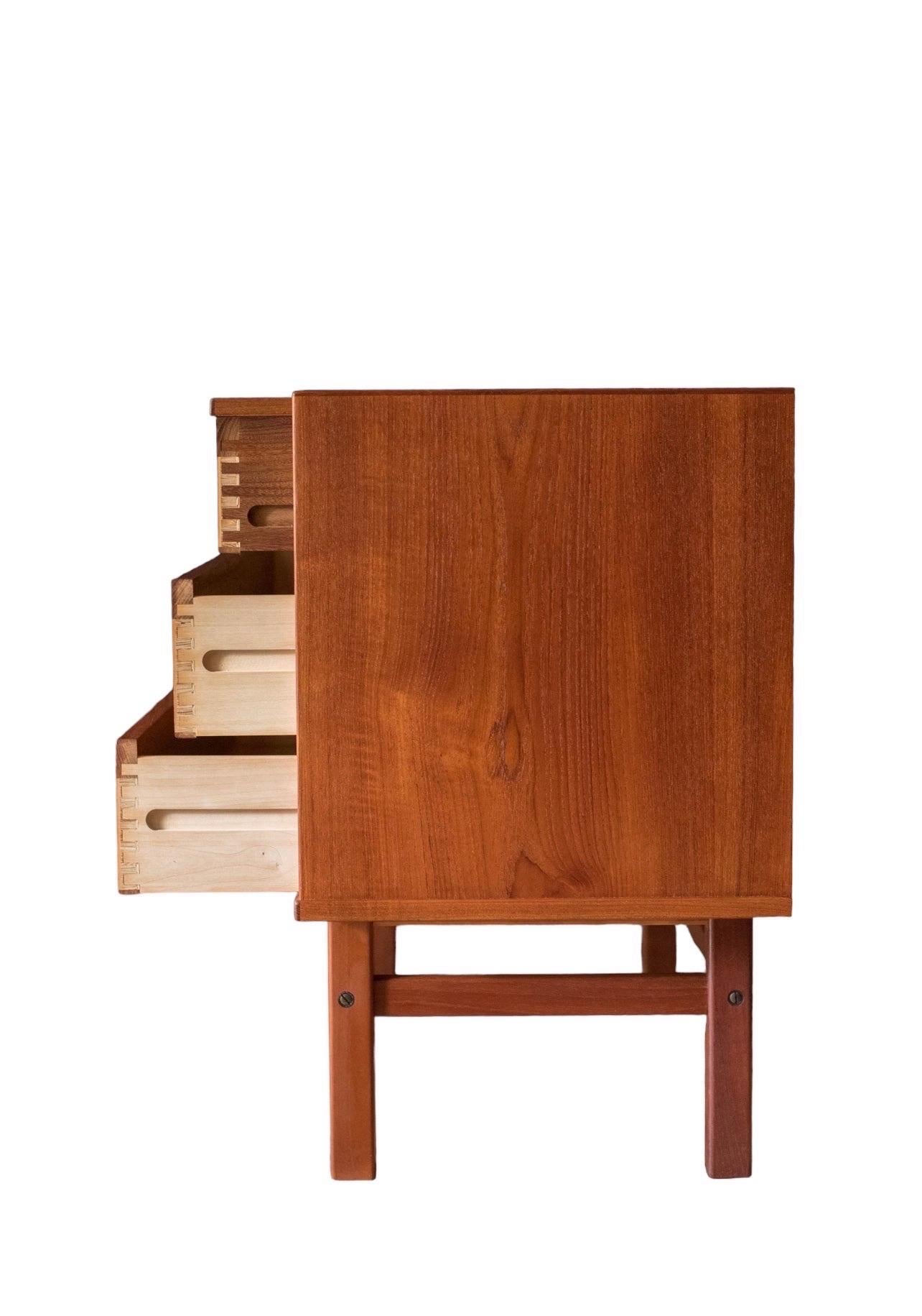 Vintage Danish Mid Century Modern Teak Dresser with VanityMirror By Nils Jansson For Sale 3