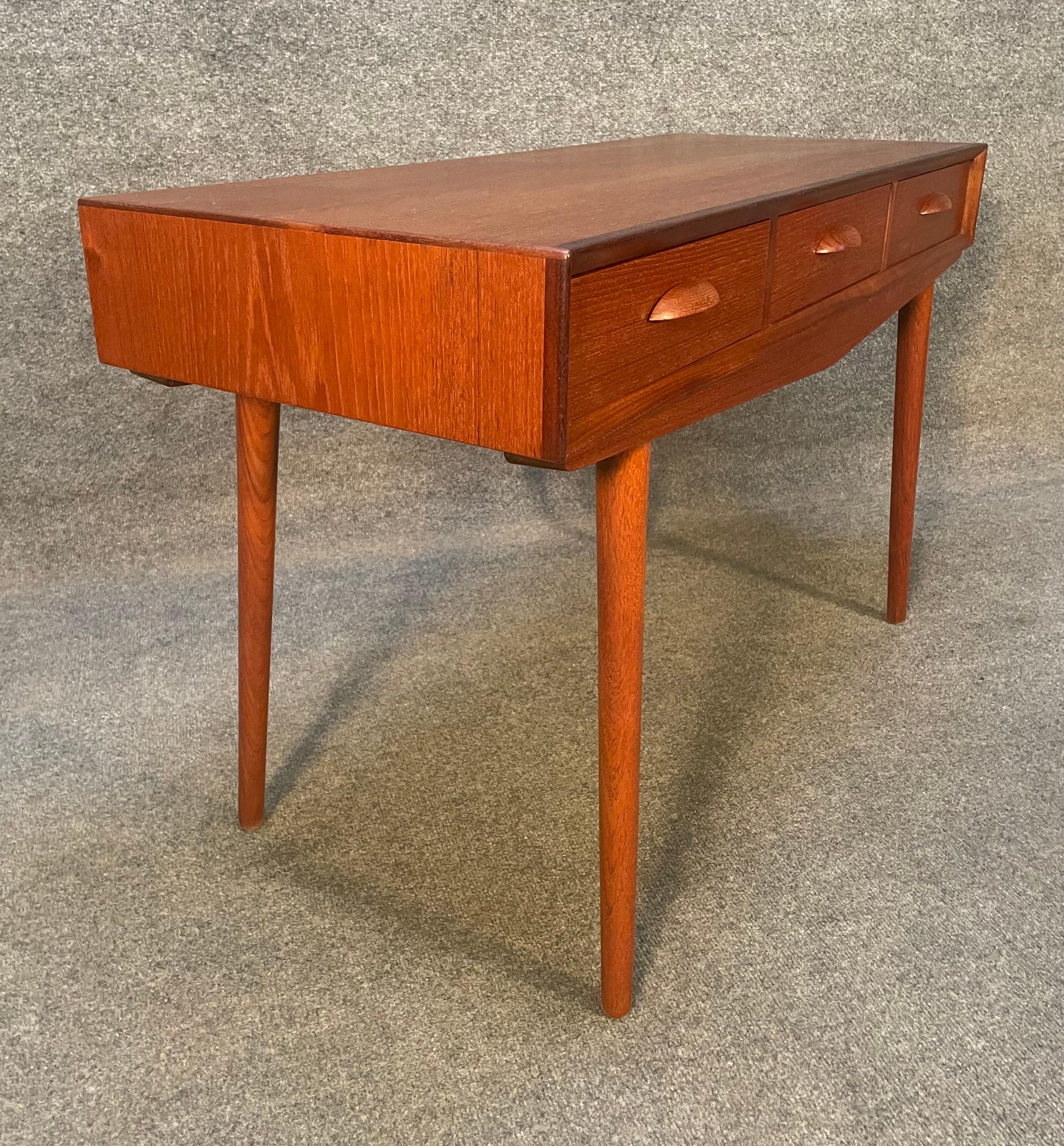 Vintage Danish Mid-Century Modern Teak Entry Way Console In Good Condition In San Marcos, CA