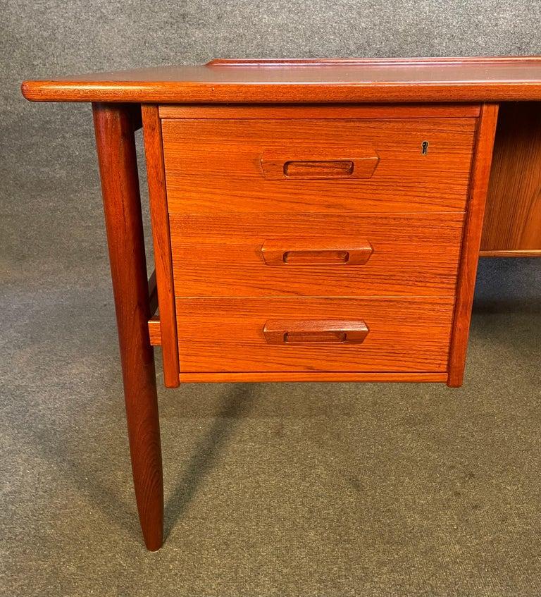 Here is a beautiful and rare scandinavian modern executive desk in teak wood designed by Goran Strand and manufactured by Lelangs Mobelfabrik in Denmark in the 1960's. This large desk, recently imported from Europe to California before its