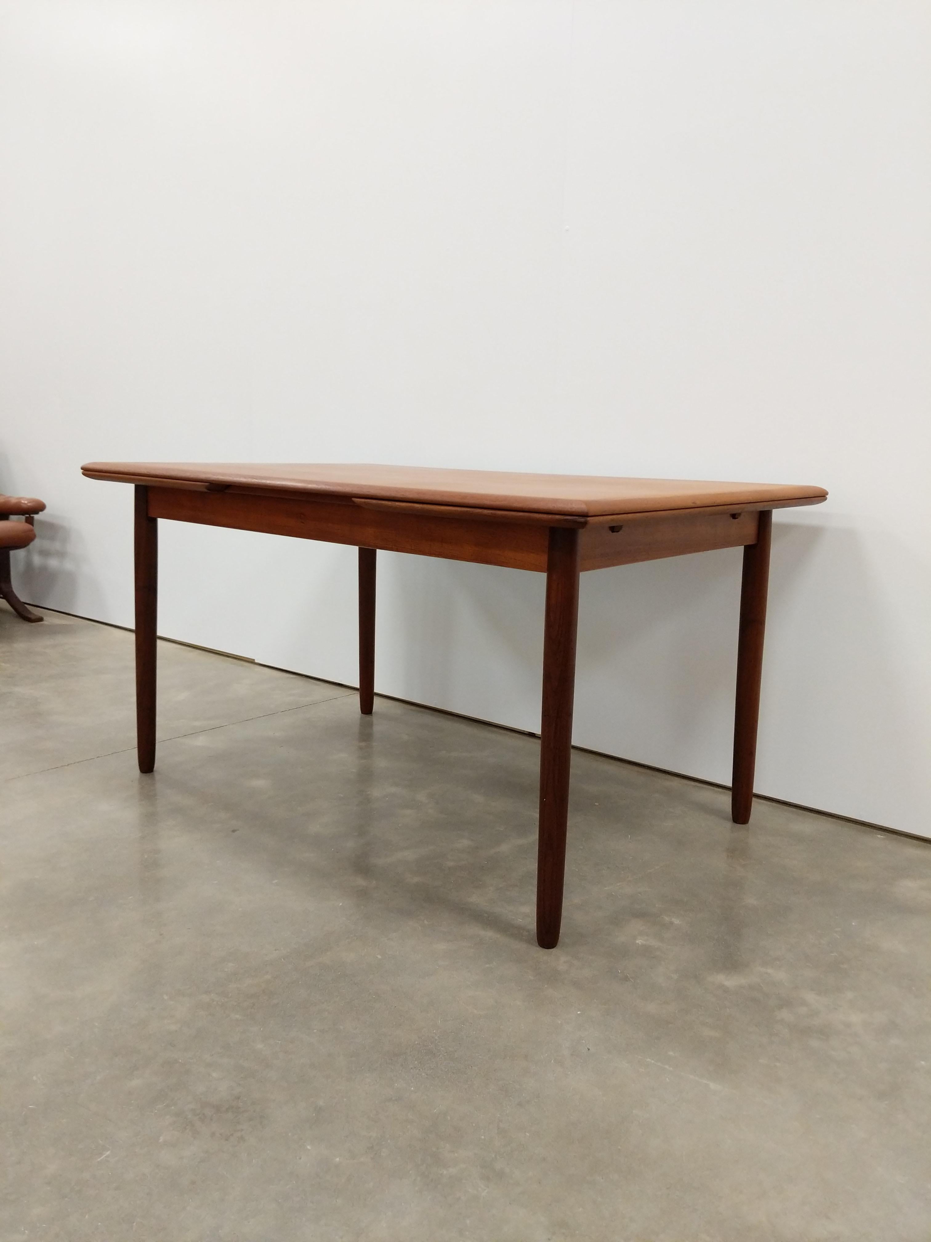Authentic vintage mid century Danish / Scandinavian Modern teak extendable dining table with 2 built-in Dutch-style draw leaves.

This piece is in excellent refinished condition with very few signs of age-related wear (see photos).

If you would