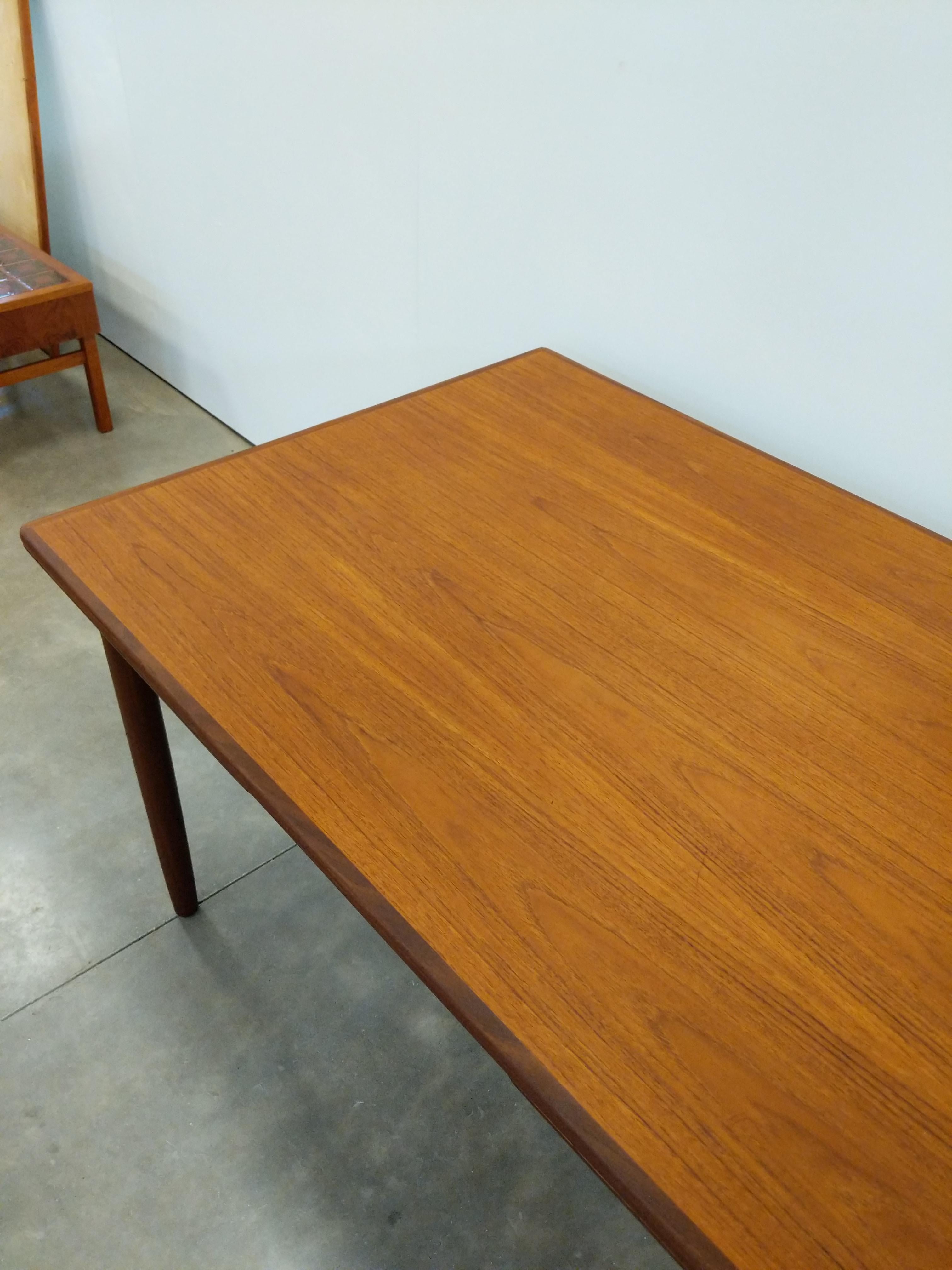 Vintage Danish Mid Century Modern Teak Extendable Dining Table In Good Condition For Sale In Gardiner, NY