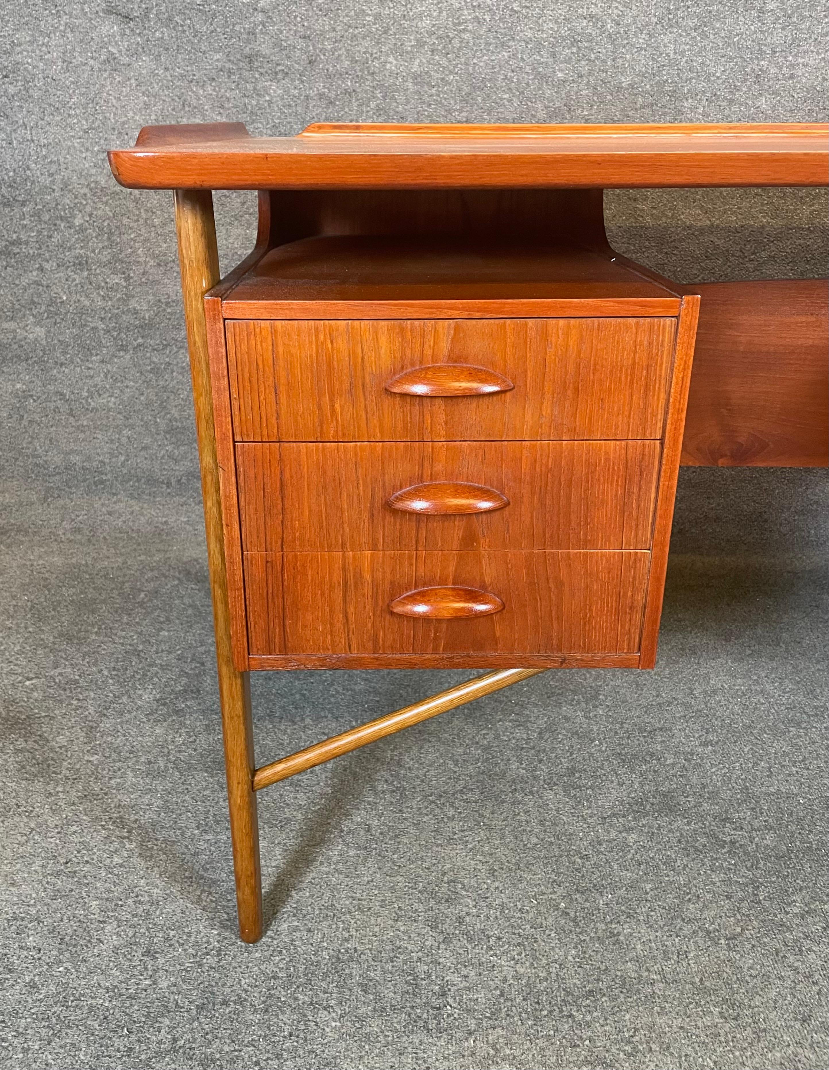 Here is a beautiful scandinavian modern desk in teak manufactured in Denmark in the 1960's and reminiscent of Svend Madsen's design.
This special desk, recently imported from Europe to California before its refinishing, features a vibrant wood