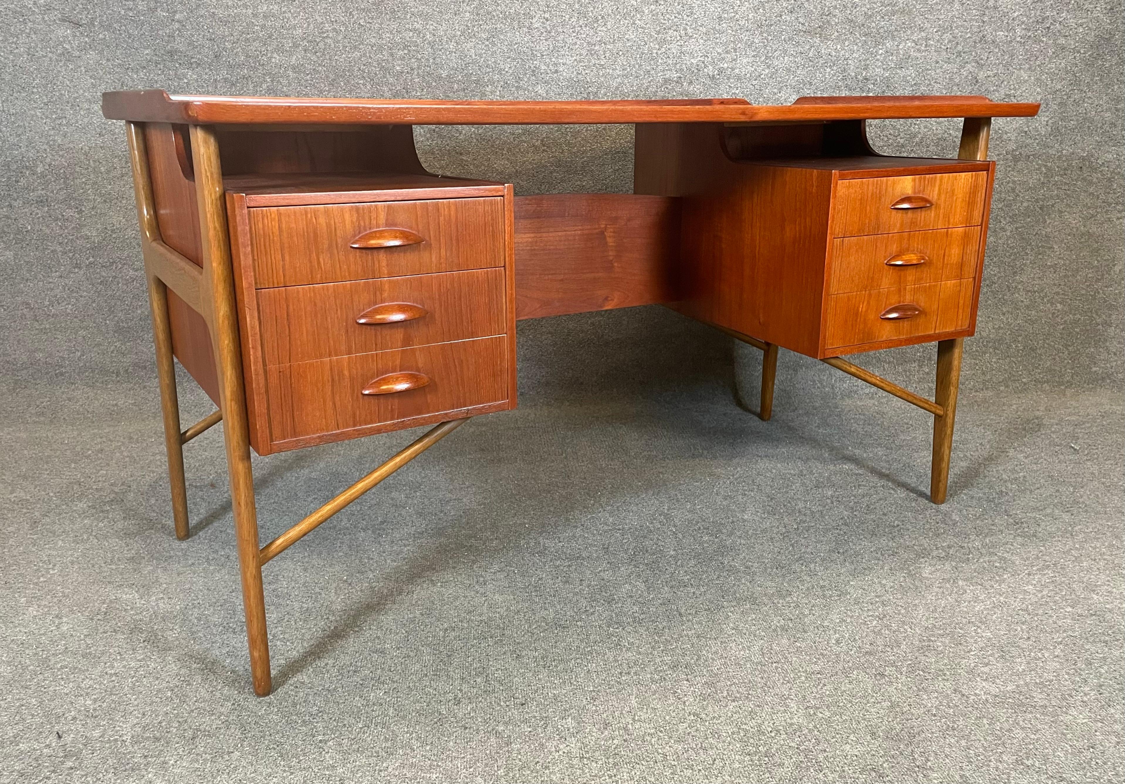 Vintage Danish Mid Century Modern Teak Floating Desk Attributed to Svend Madsen In Good Condition For Sale In San Marcos, CA
