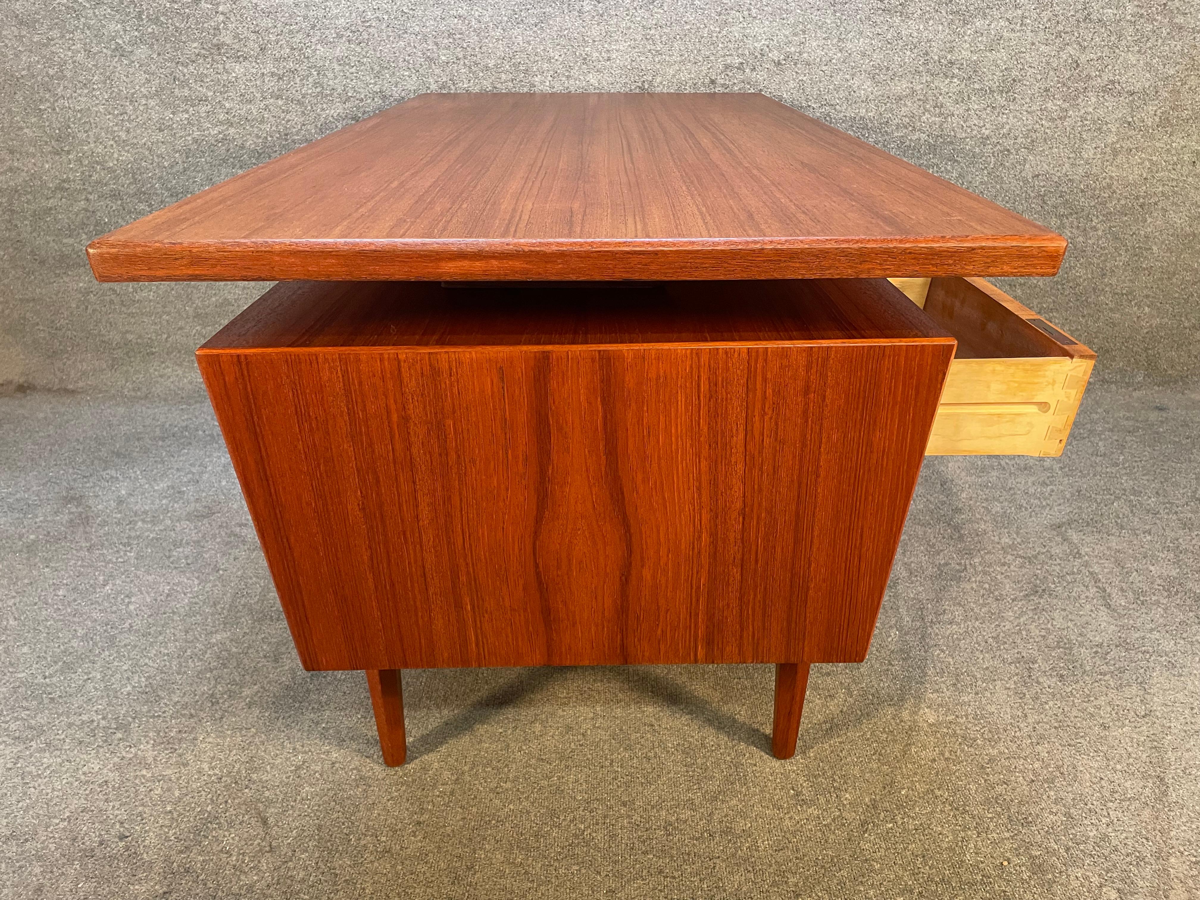 Here is a rare and beautiful Scandinavian Modern desk in teak wood manufactured by Clausen and Søn isn Denmark in the 1960s.
This special piece, recently imported from Europe to California before its refinishing, features a terrific angular design,