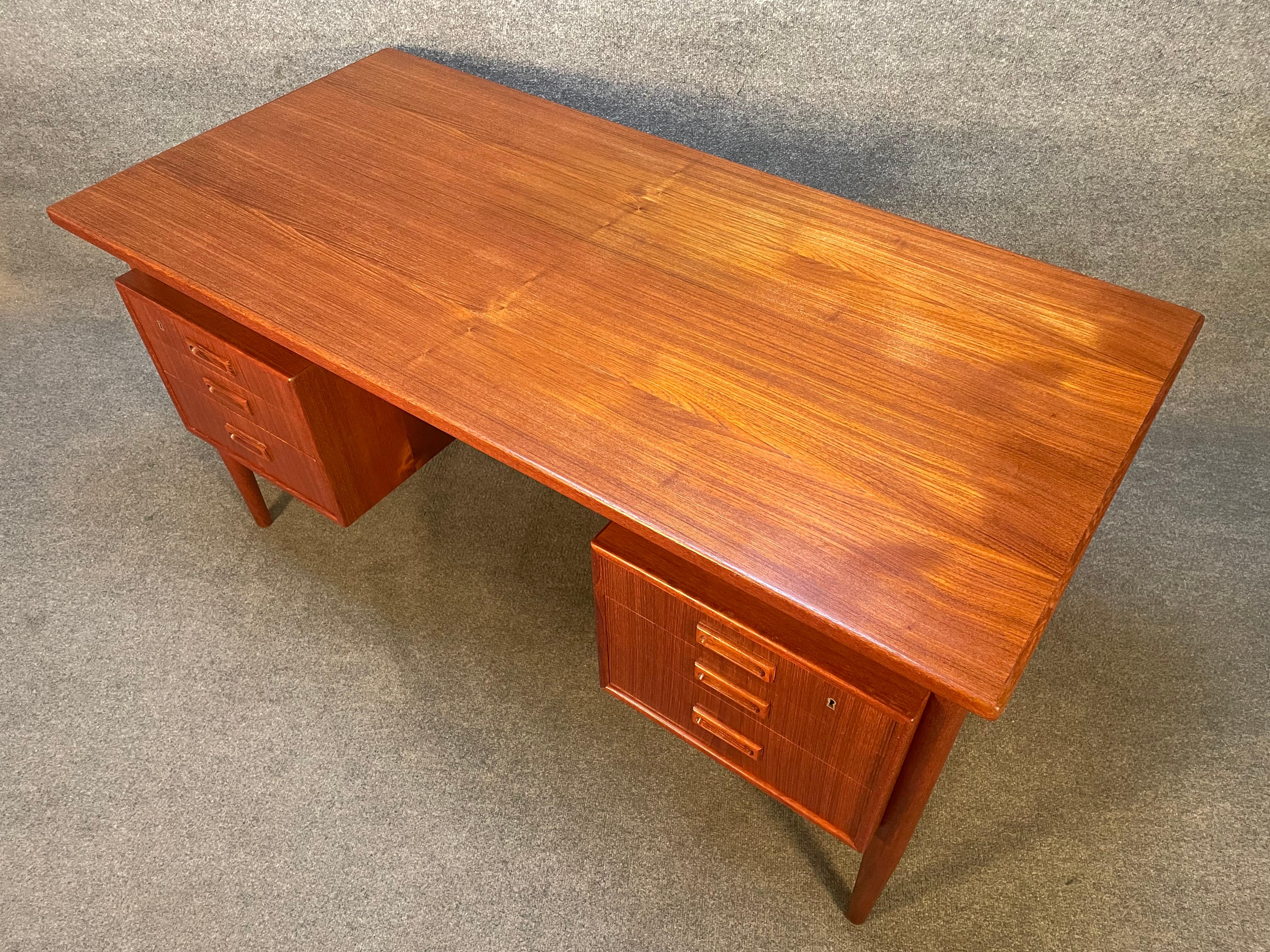 Here is a beautiful Scandinavian modern writing desk in teak wood manufactured by H.P. Hansen in Denmark in the 1960's.
This lovely desk, recently imported from Europe to California before its refinishing, features a large top showing vibrant wood