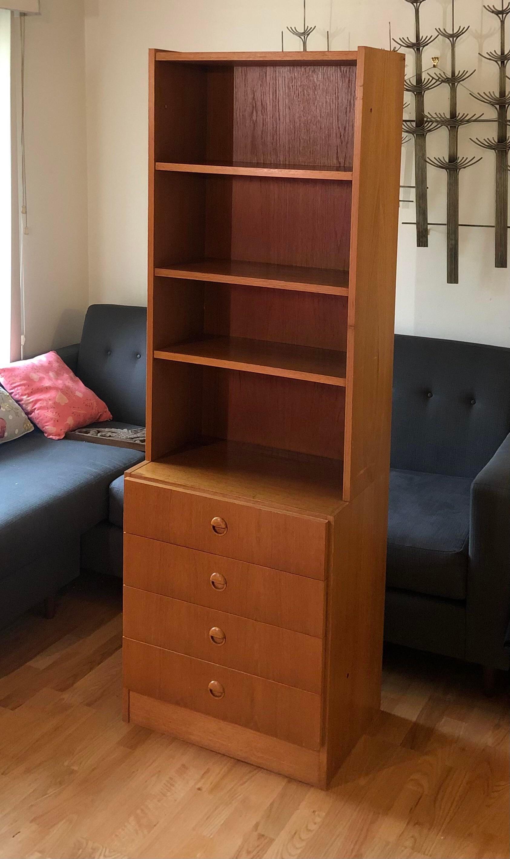 Dänisches freistehendes Vintage-Bücherregal aus Teakholz mit 4 Schubladen, Mid-Century Modern (Moderne der Mitte des Jahrhunderts) im Angebot