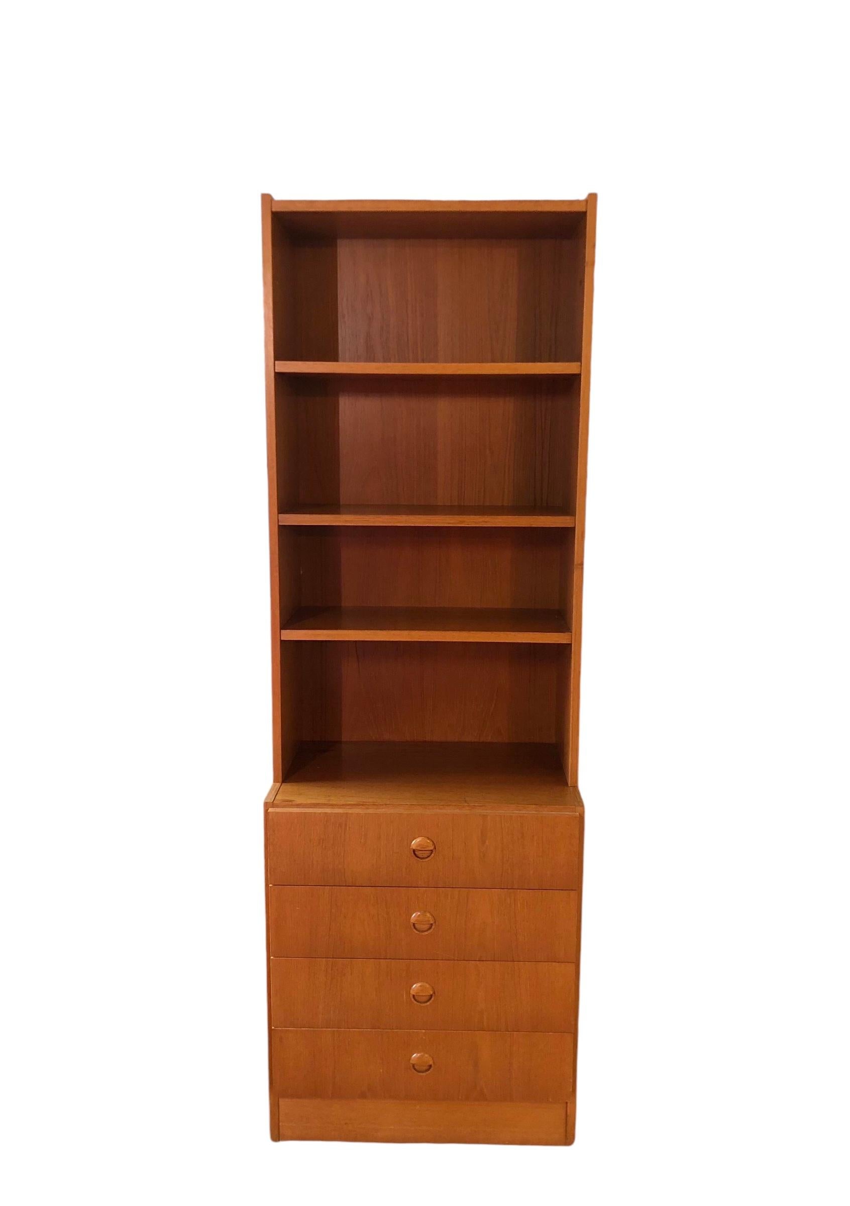Dänisches freistehendes Vintage-Bücherregal aus Teakholz mit 4 Schubladen, Mid-Century Modern im Zustand „Gut“ im Angebot in Seattle, WA