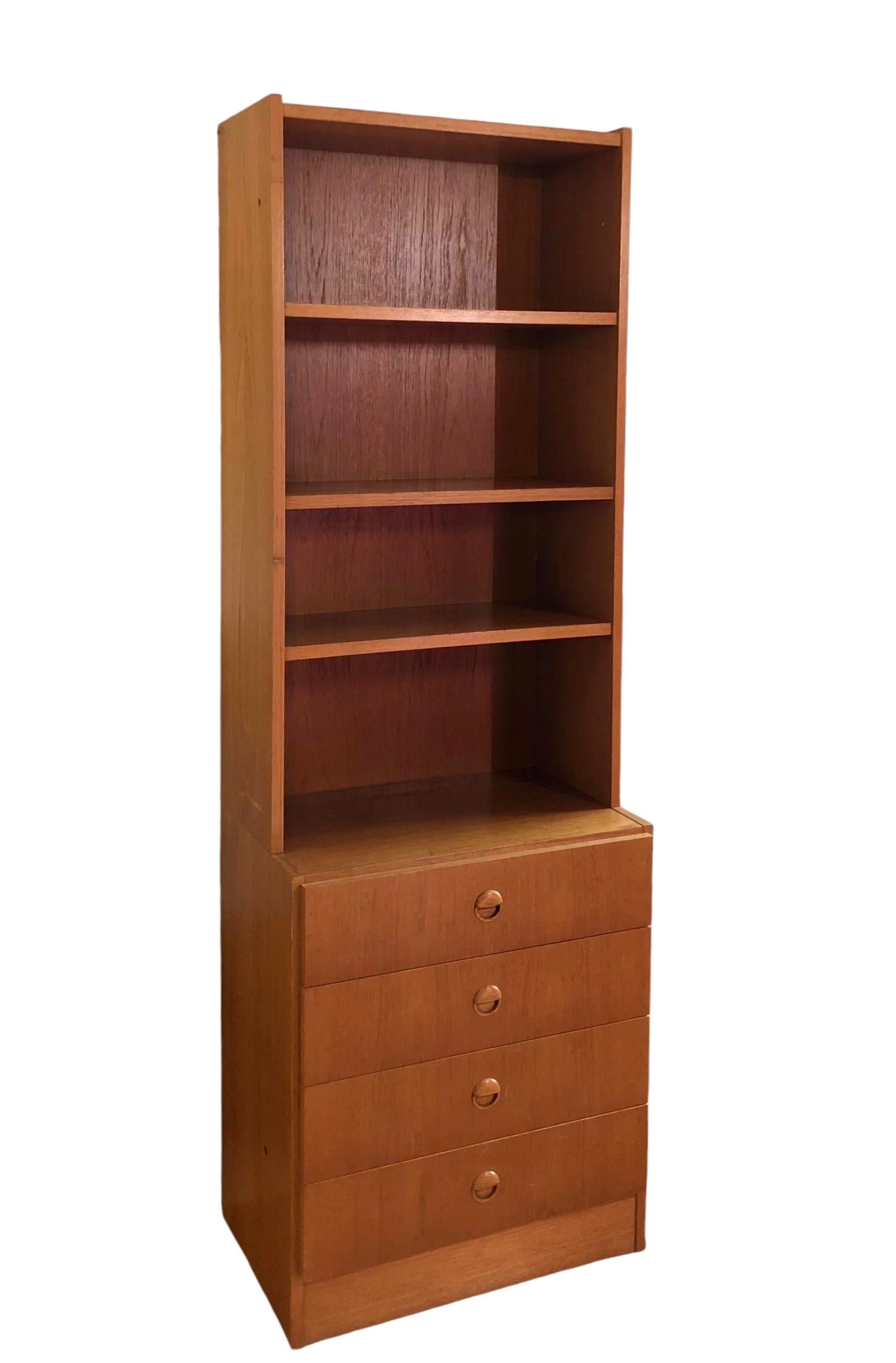 Dänisches freistehendes Vintage-Bücherregal aus Teakholz mit 4 Schubladen, Mid-Century Modern (Ende des 20. Jahrhunderts) im Angebot