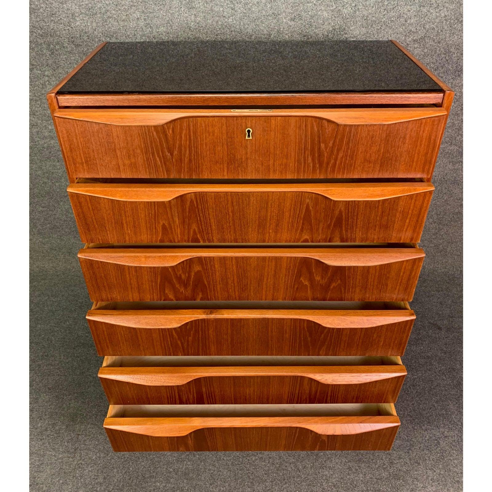 Here is a sculptural Scandinavian Modern chest of drawers - dresser in teak wood recently imported from Copenhagen to California before its restoration.
This beautiful dresser features a vibrant wood grain, a set of six dove tail built drawers with