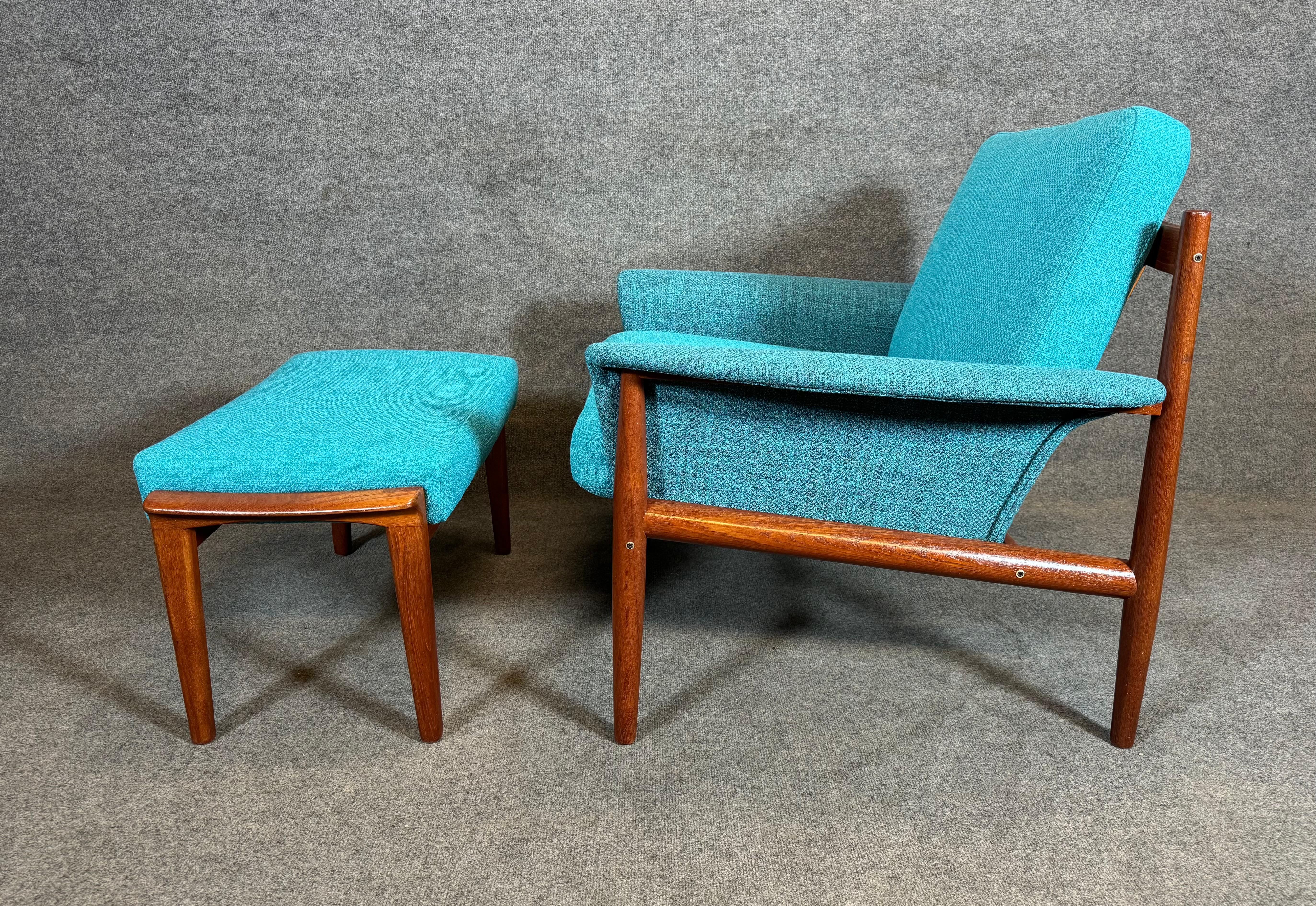 Voici un magnifique fauteuil moderne scandinave en teck massif conçu par Grete Jalk et fabriqué par France & Son au Danemark dans les années 1960, associé à un ottoman d'époque fabriqué en Suède par Broderna Andersson.
Cet ensemble confortable,
