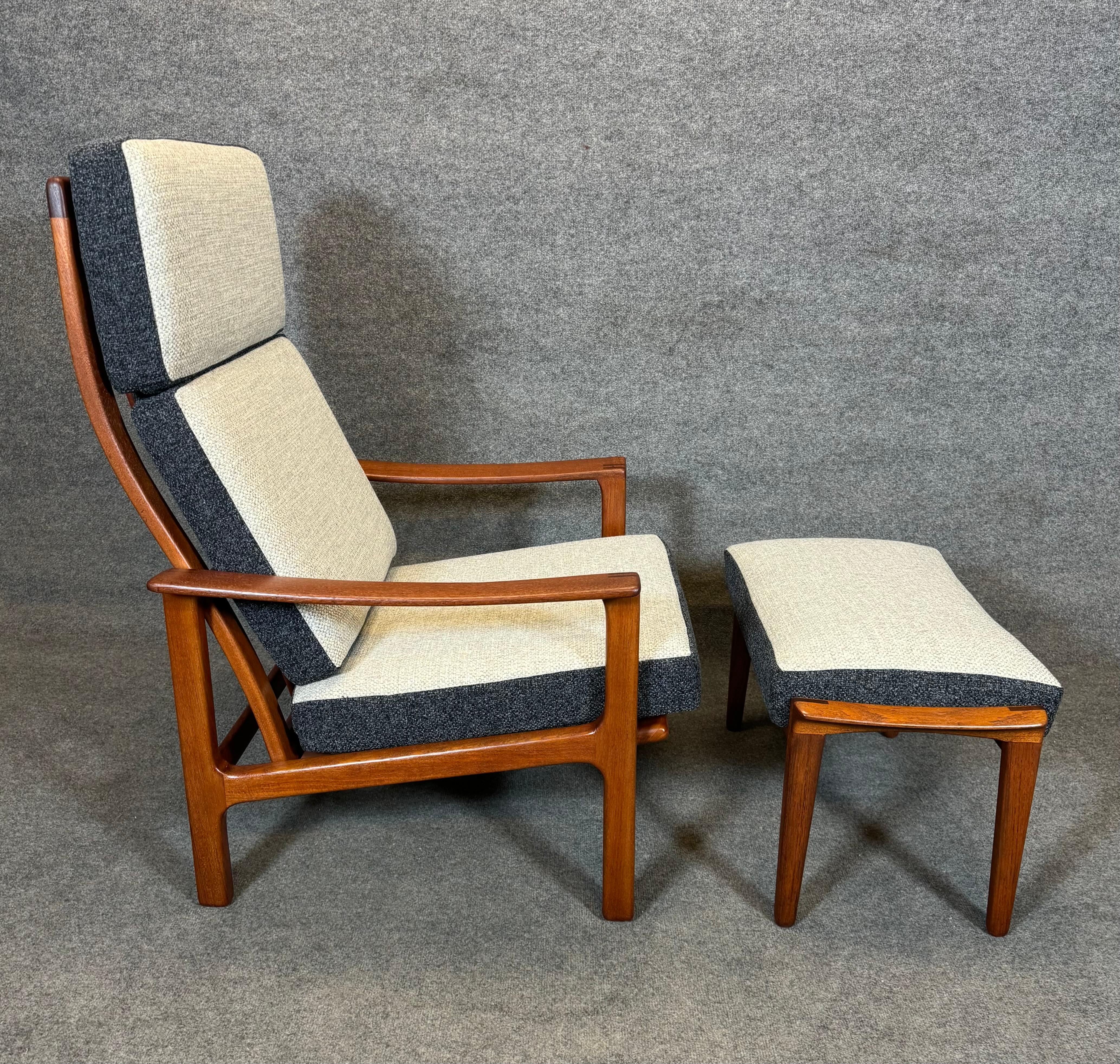Here is a beautiful Scandinavian modern lounge chair-recliner and its ottoman in teak manufactured by Broderna Andersson in Sweden in the 1960's.
This comfortable set, recently imported from Europe to California before its refinishing, features a