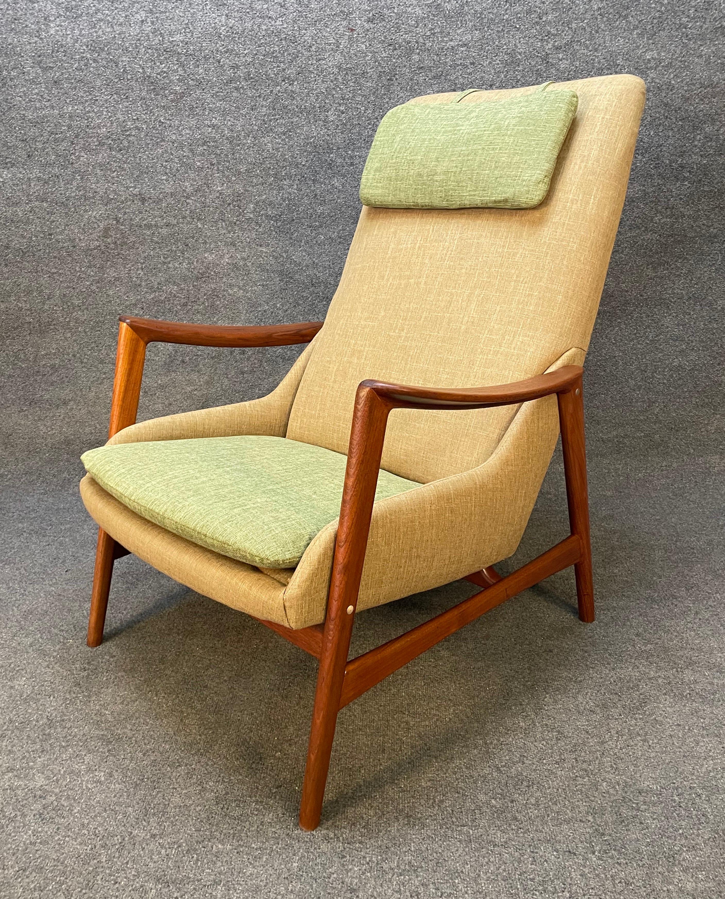 Here is a rare and beautiful Scandinavian modern easy chair in teak manufactured by Dux in Sweden in the 1960's.
This comfortable lounge chair, recently imported from Europe to California before its restoration, features a solid teak frame with