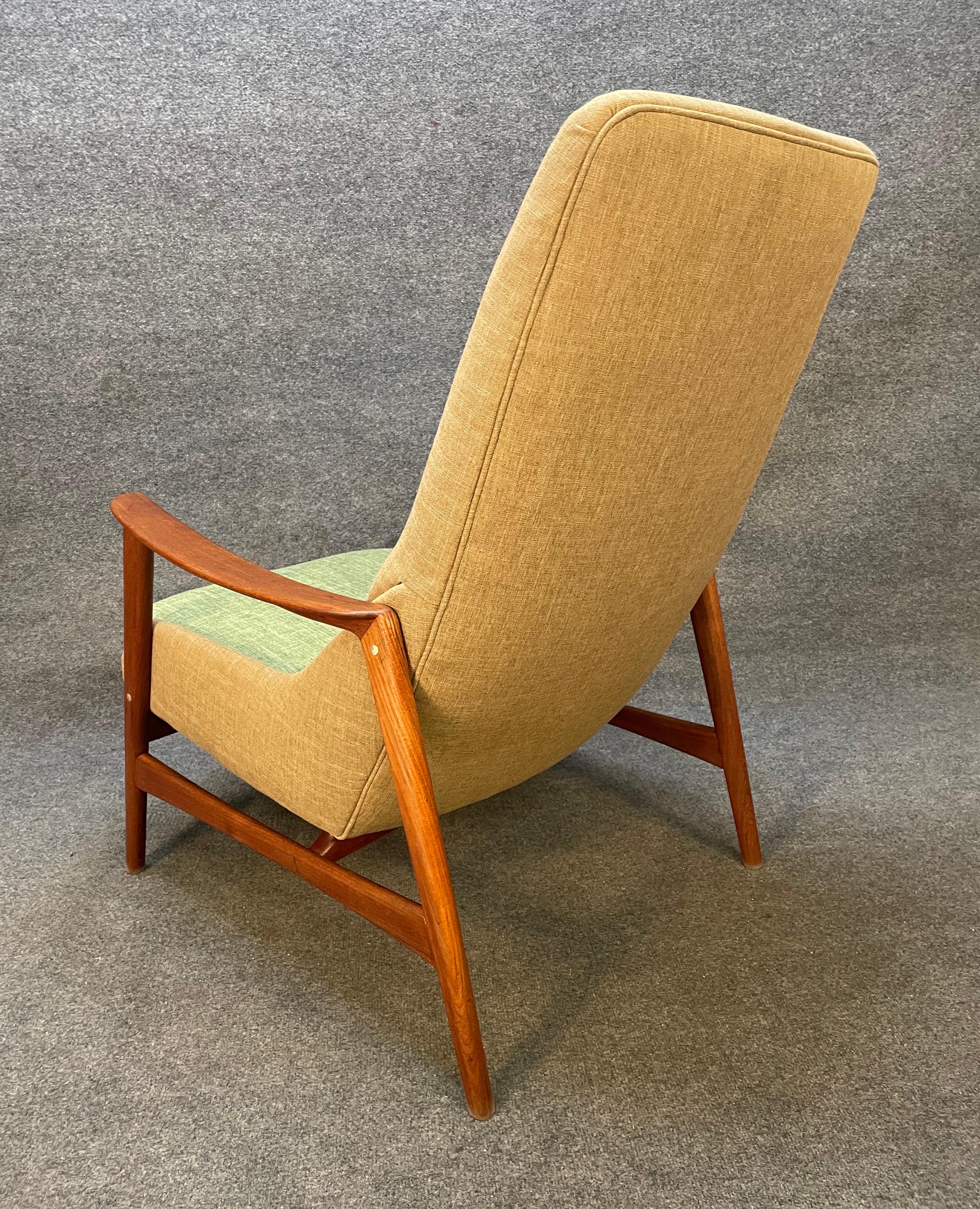Vintage Danish Mid Century Modern Teak Lounge Chair by Dux of Sweden In Good Condition For Sale In San Marcos, CA