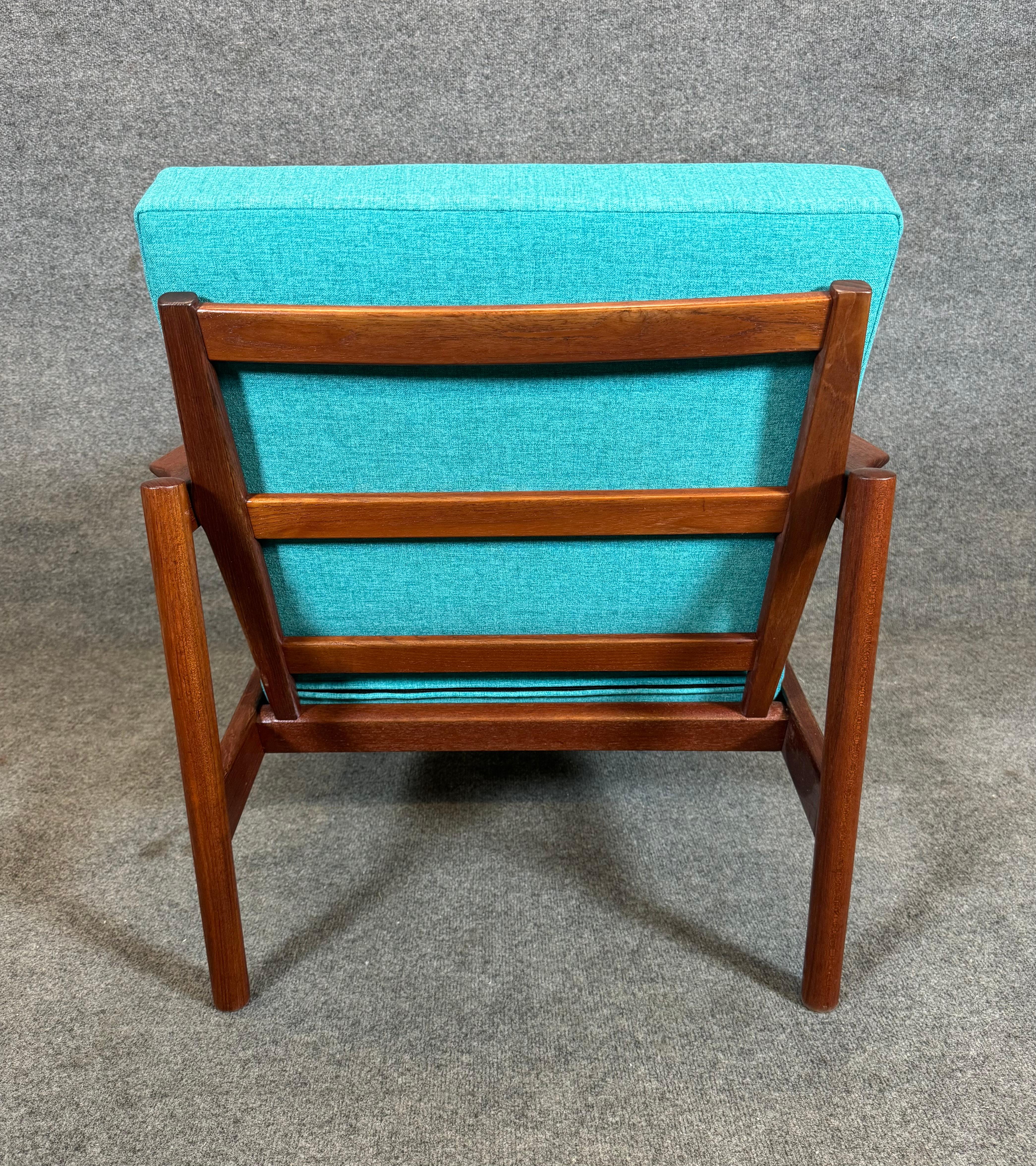 Voici un magnifique fauteuil moderne scandinave en teck Modèle KK161 conçu par Kai Kristiansen et fabriqué par Magnus Olesen Mobelfabrik au Danemark dans les années 1960.
Cette confortable chaise longue, récemment importée d'Europe en Californie