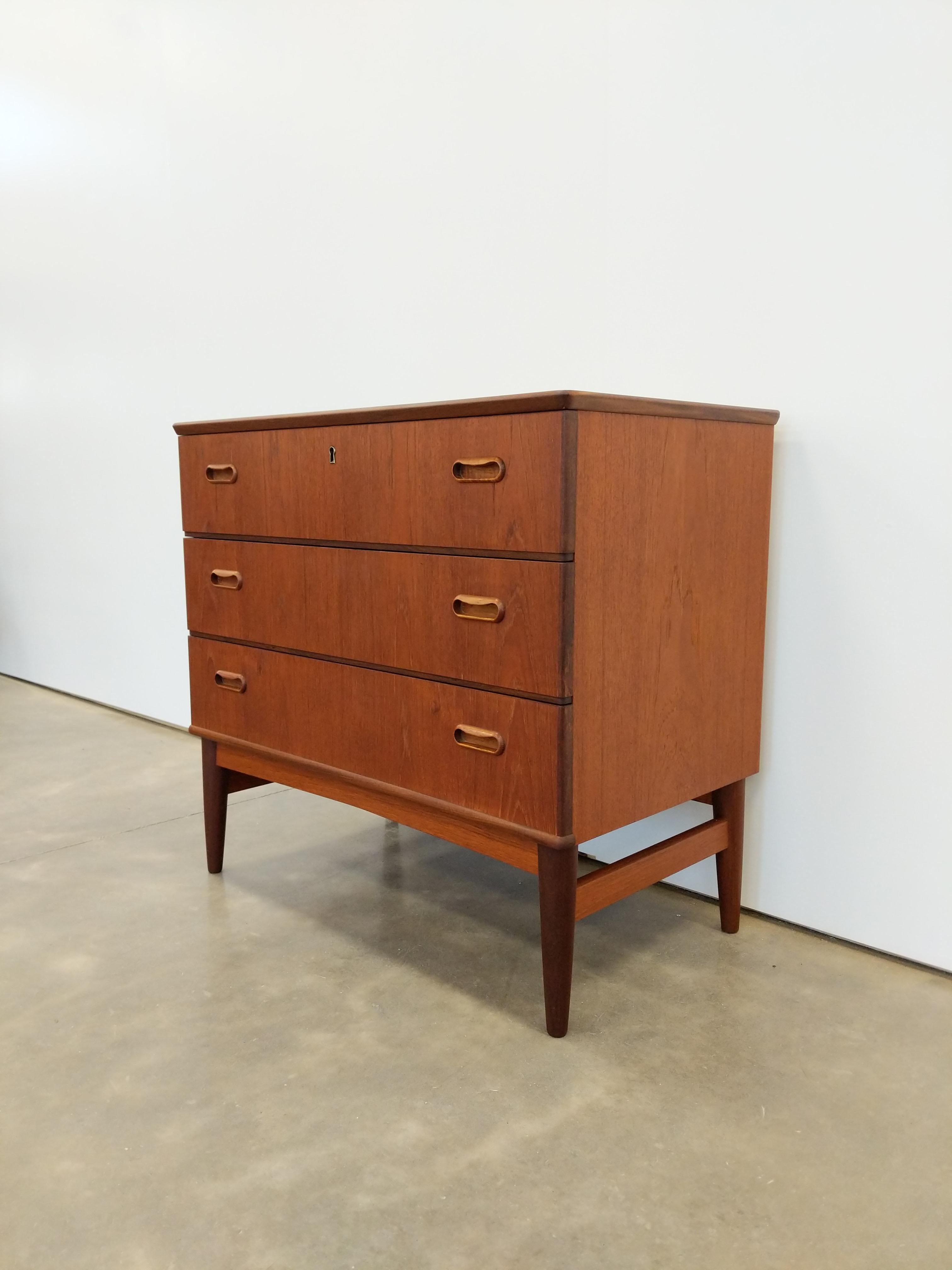Authentic vintage mid century Danish / Scandinavian Modern teak dresser / chest of drawers.

This piece is in excellent refinished condition with very few signs of age-related wear (see photos).

If you would like any additional details, please