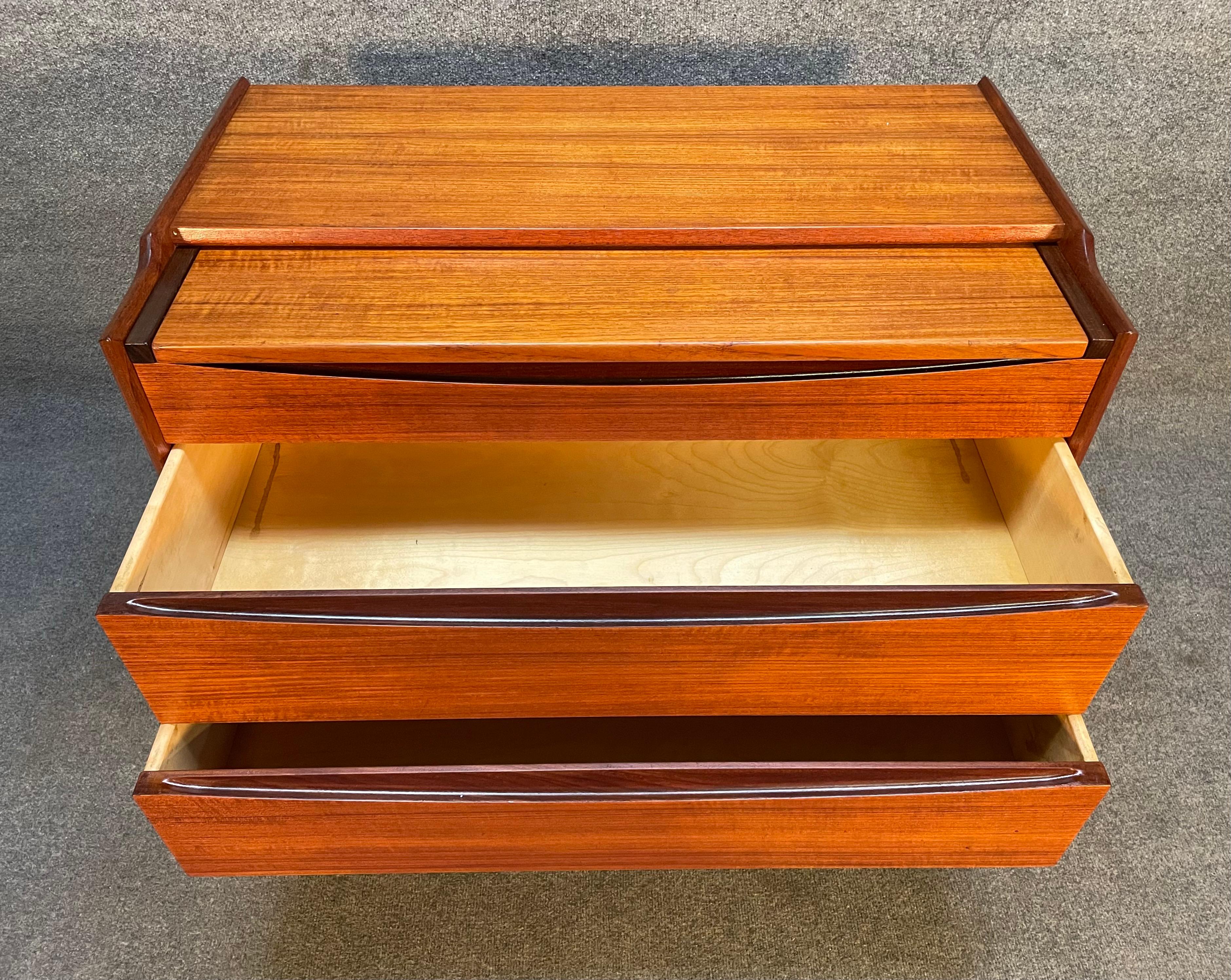 Here is beautiful Scandinavian modern chest of drawers - dressing table in teak manufactured in Denmark in the 1960's.
This exquisite case piece, recently imported from Europe to California before its refinishing, features a vibrant wood grain, a