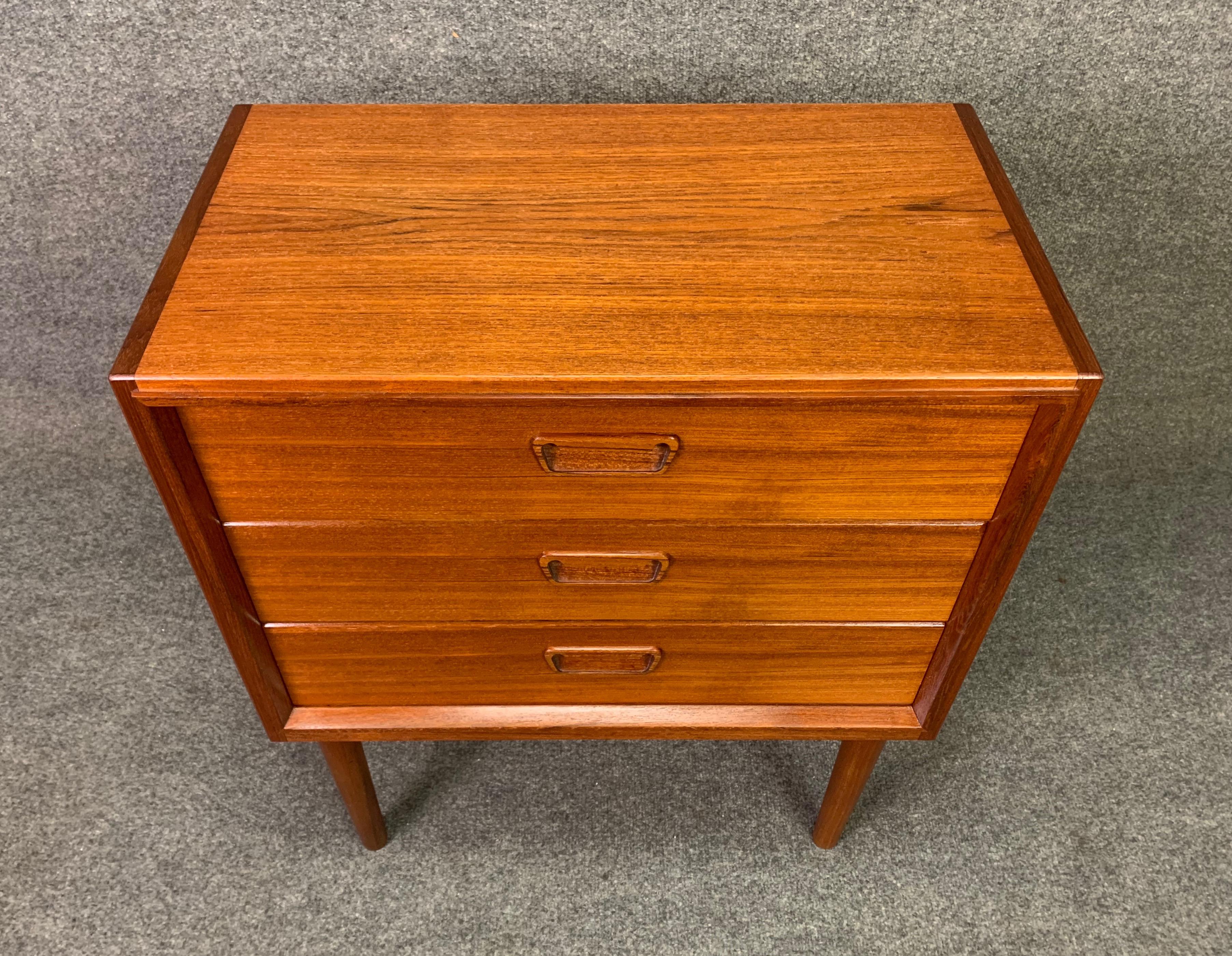 Vintage Danish Mid-Century Modern Teak Nightstand Entry Chest by Munch Slagelse In Good Condition In San Marcos, CA