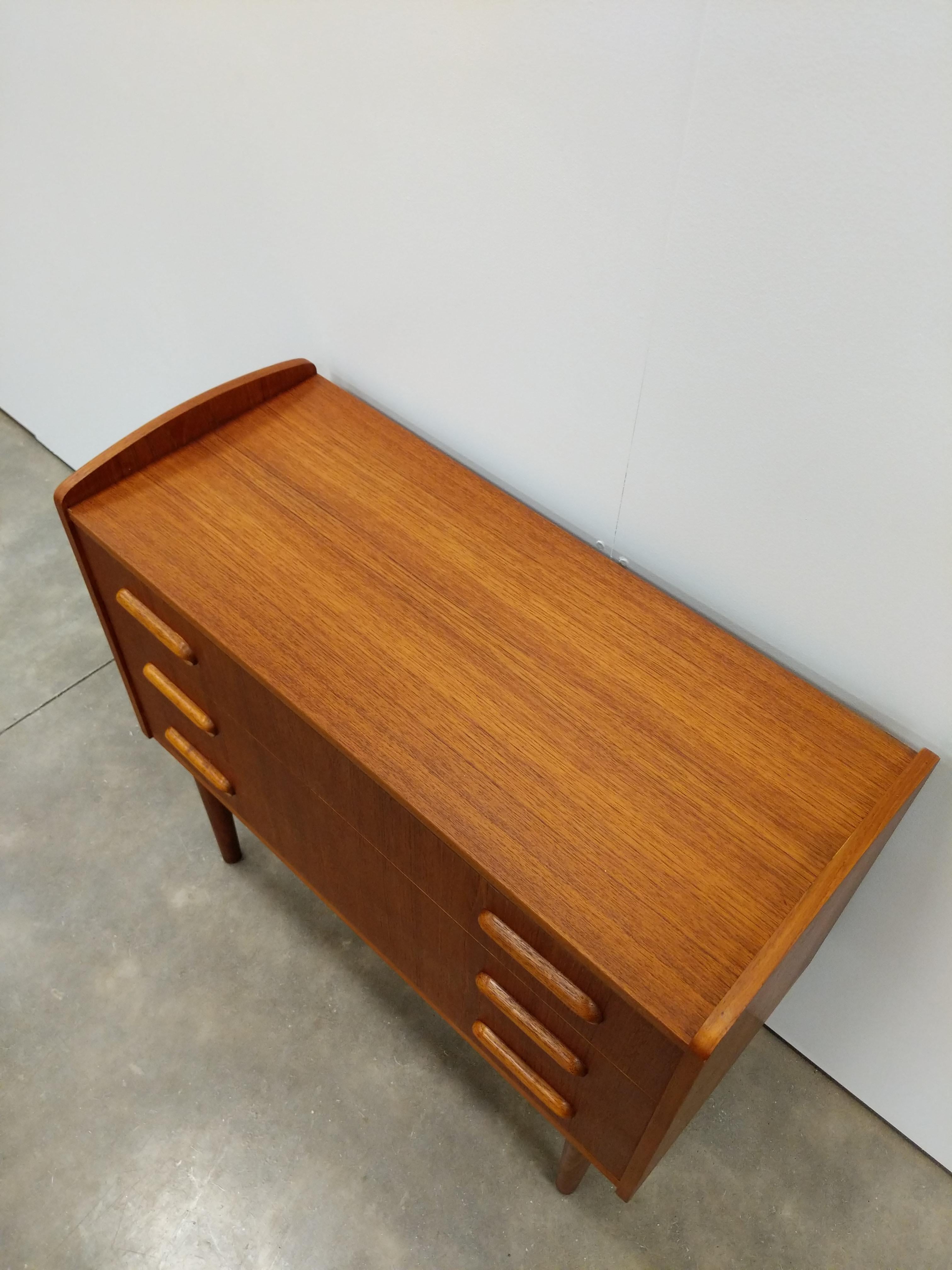 Vintage Danish Mid Century Modern Teak Nightstand / Low Chest In Good Condition For Sale In Gardiner, NY