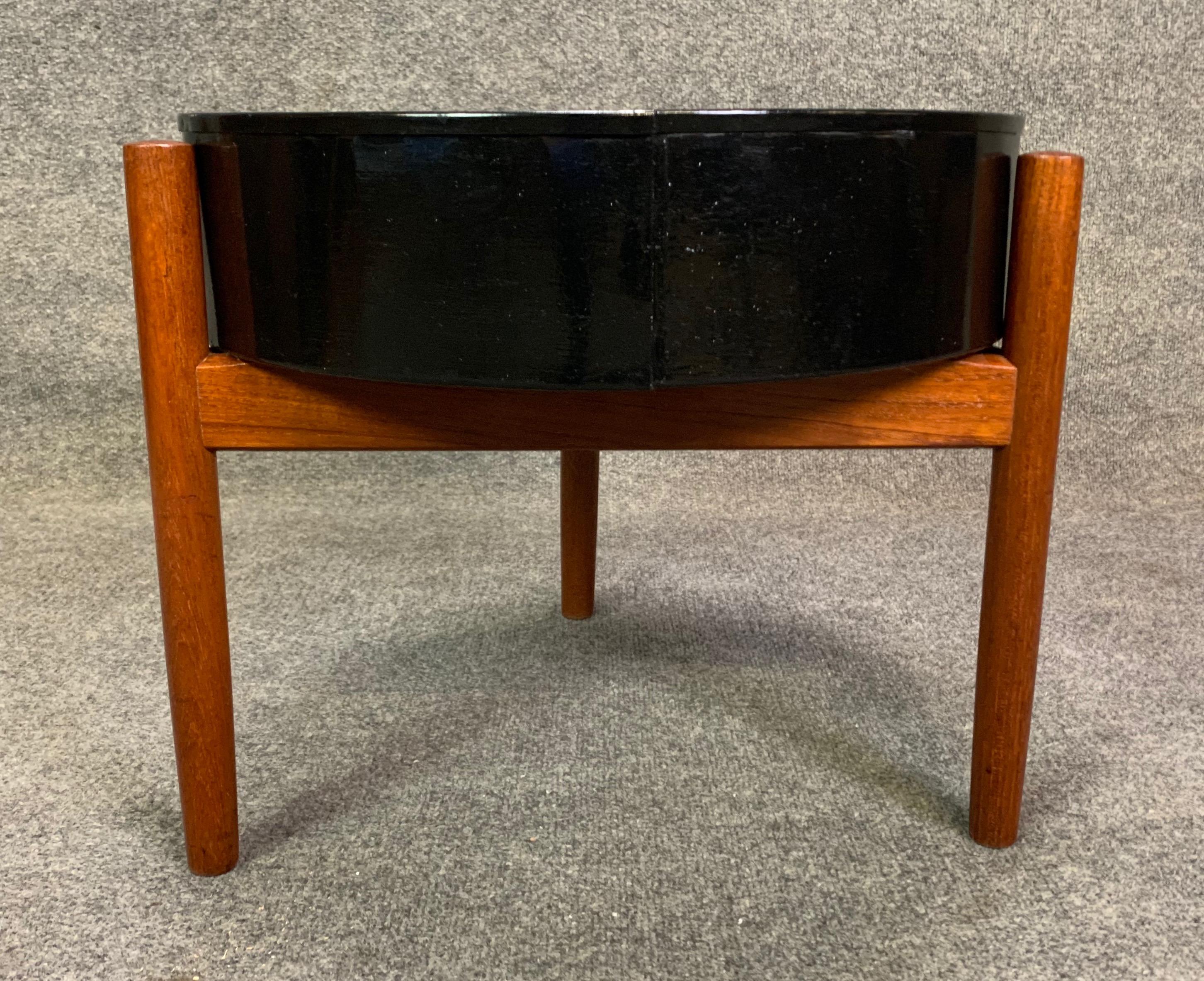 Here is a beautiful Scandinavian Modern teak planter in solid teak manufactured by Spøttrup in Denmark in the 1960s.
This special piece, recently imported from Copenhagen to California, features a triangular shaped teak frame and a metal bucket