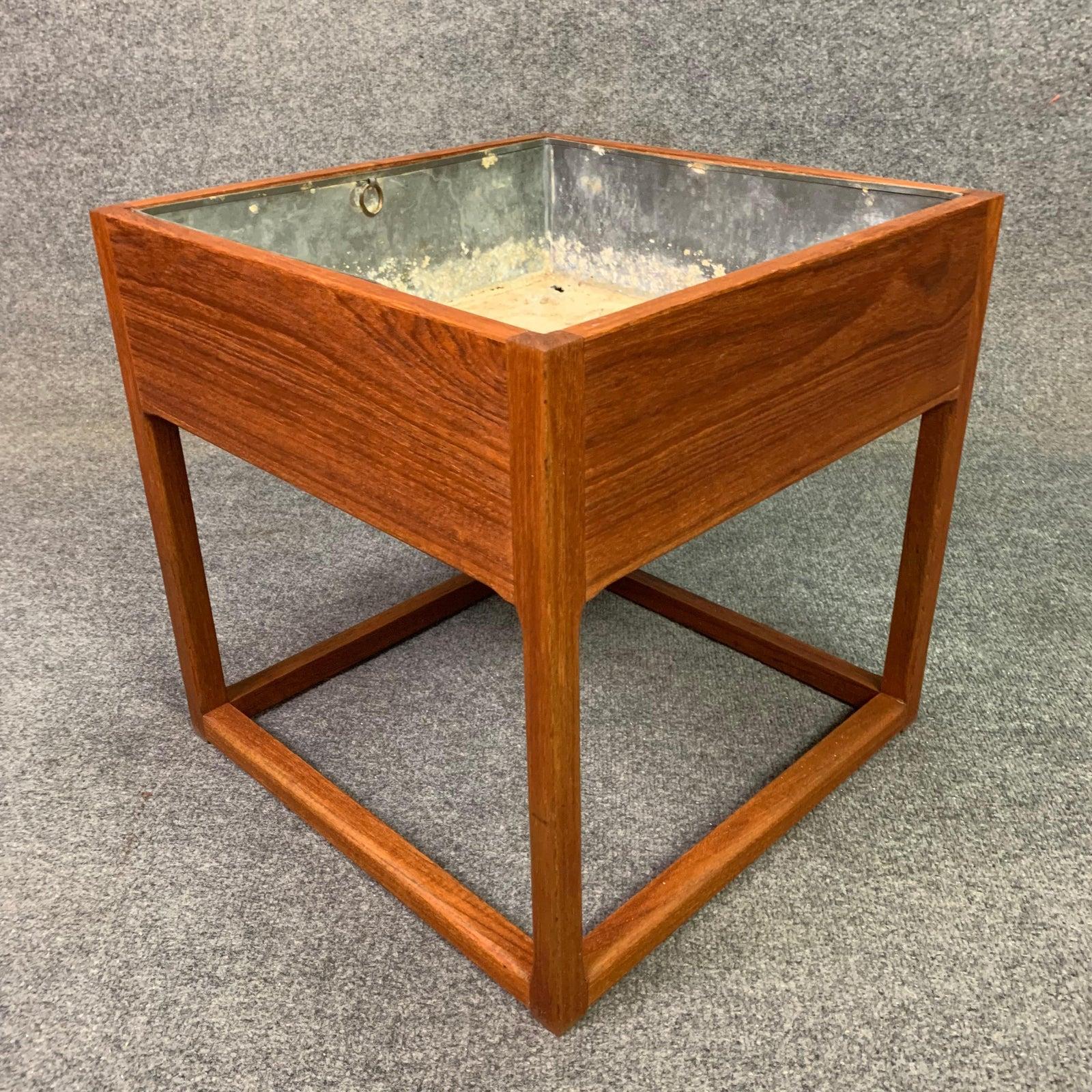 Vintage Danish Mid-Century Modern Teak Planter In Good Condition In San Marcos, CA