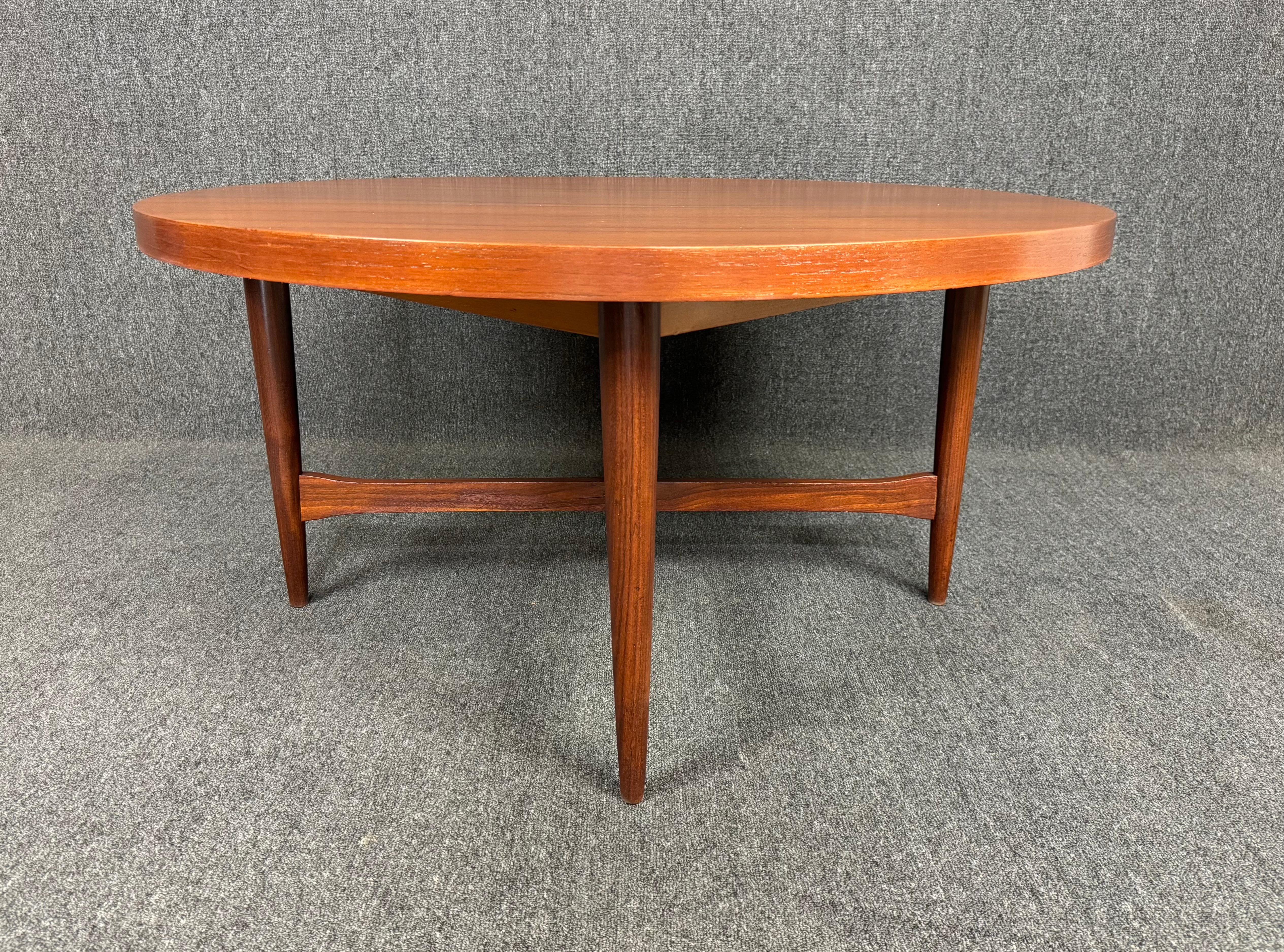 Vintage Danish Mid Century Modern Teak Round Coffee Table In Good Condition In San Marcos, CA