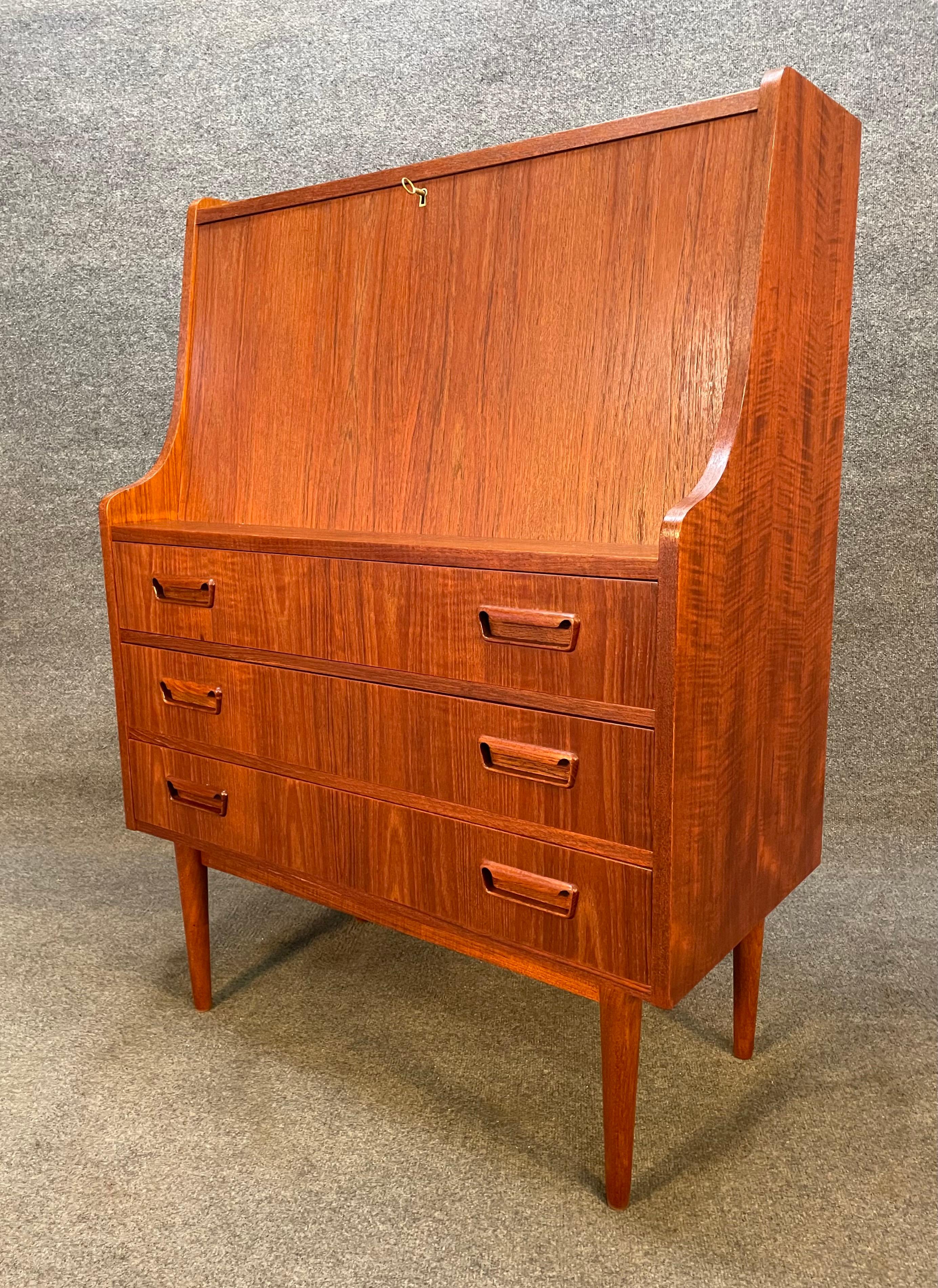 Here is a beautiful Scandinavian modern secretary desk in teak wood manufactured by Gunaar Tibergaard in Denmark in tiger 1960's.
This lovely piece, recently imported from Europe to California before its refinishing, features a vibrant wood grain,