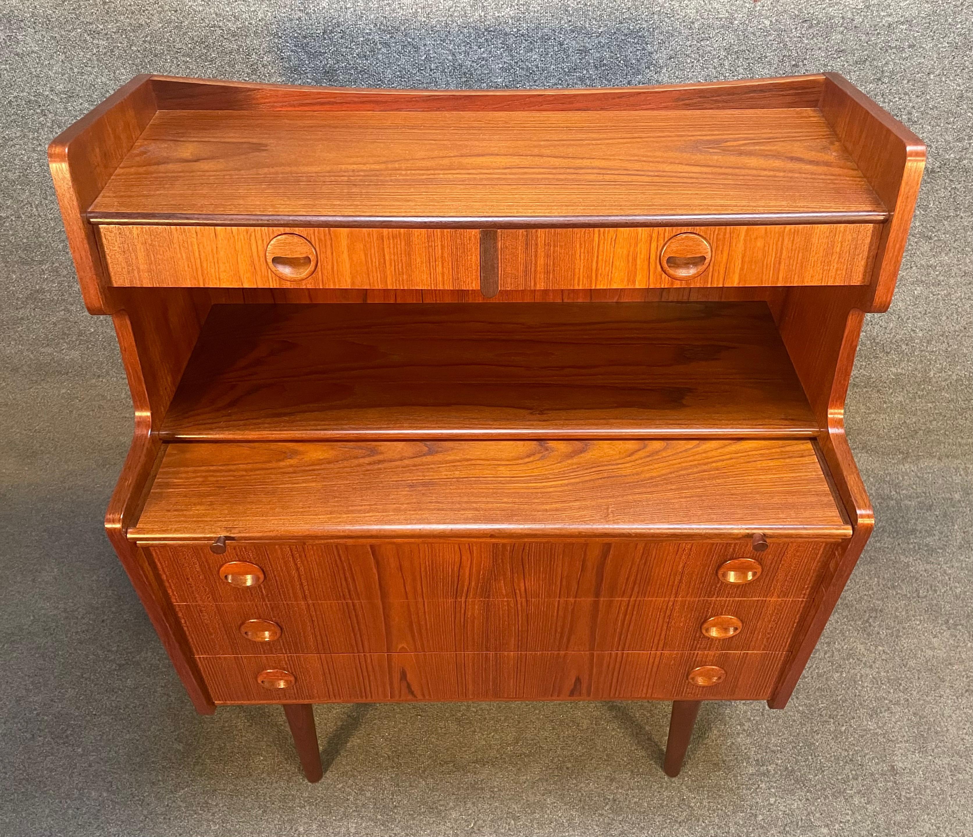 Here is a beautiful scandinavian modern secretary desk in teak wood manufactured in Denmark in the 1960's.
This lovely piece, recently imported from Europe to California before its refinishing, features a vibrant wood grain, two small drawers on