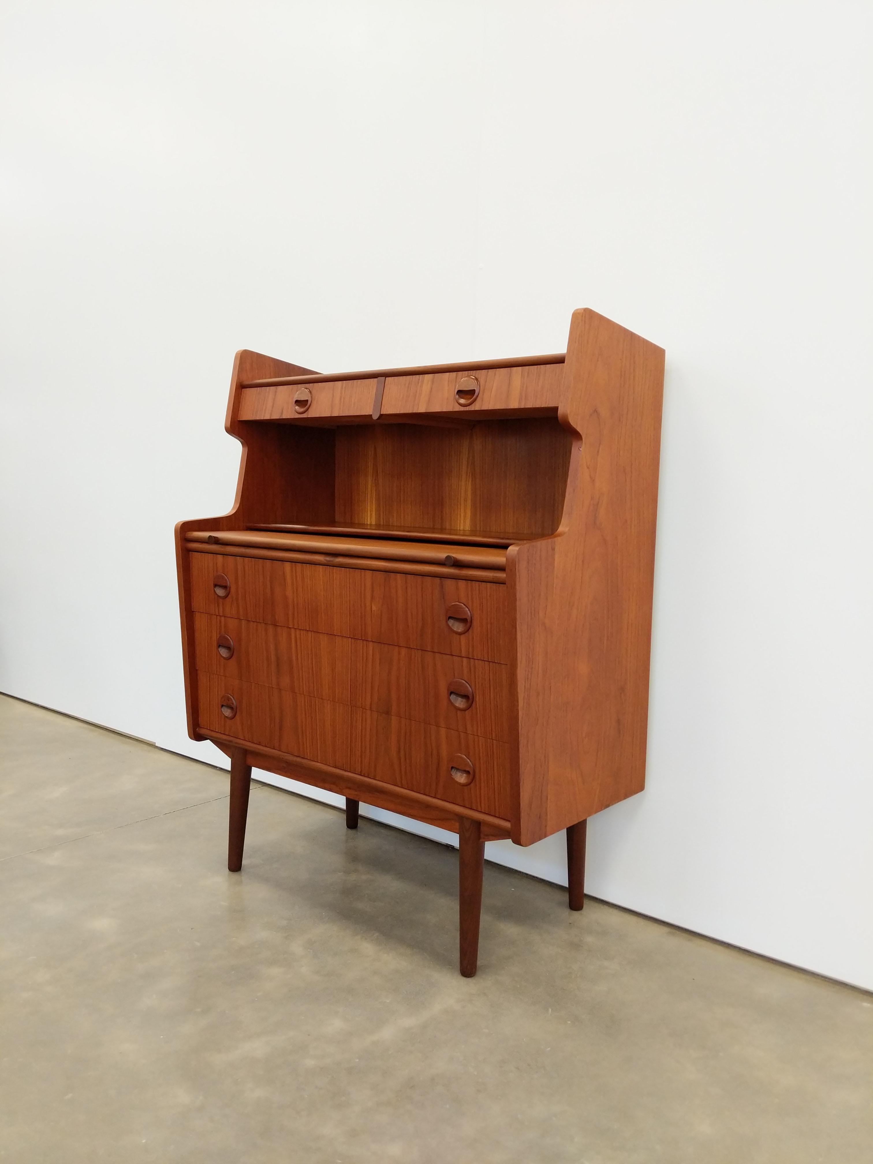 Authentic vintage mid century Danish / Scandinavian Modern teak secretary desk / dresser / chest of drawers.

This piece is in excellent refinished condition with very few signs of age-related wear (see photos).

If you would like any additional