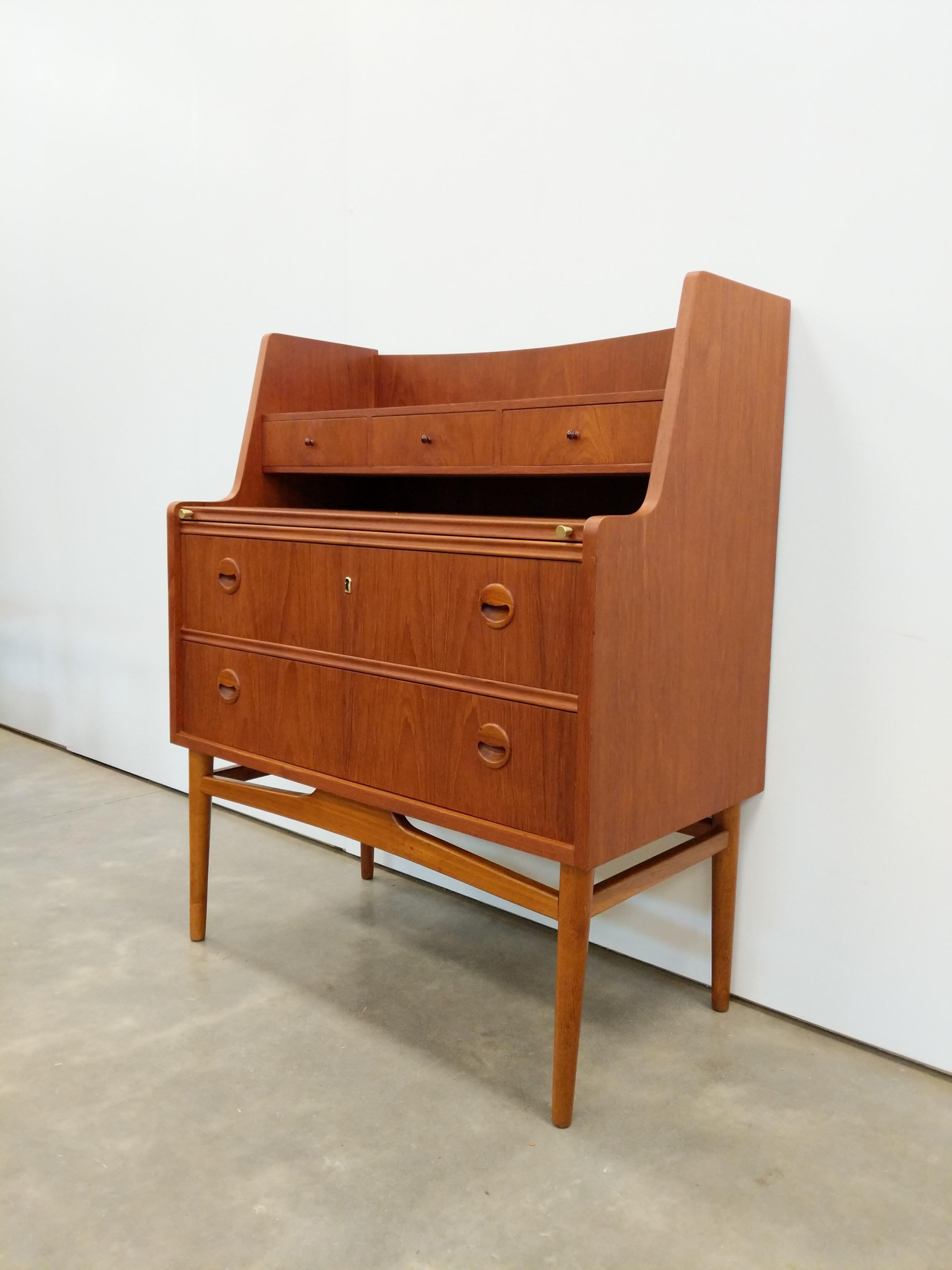 Authentique bureau secrétaire / commode / commode en teck du milieu du siècle dernier de style danois / The Modern Scandinavian.

Cette pièce est en excellent état de restauration avec peu de signes d'usure liés à l'âge (voir photos).

Si vous