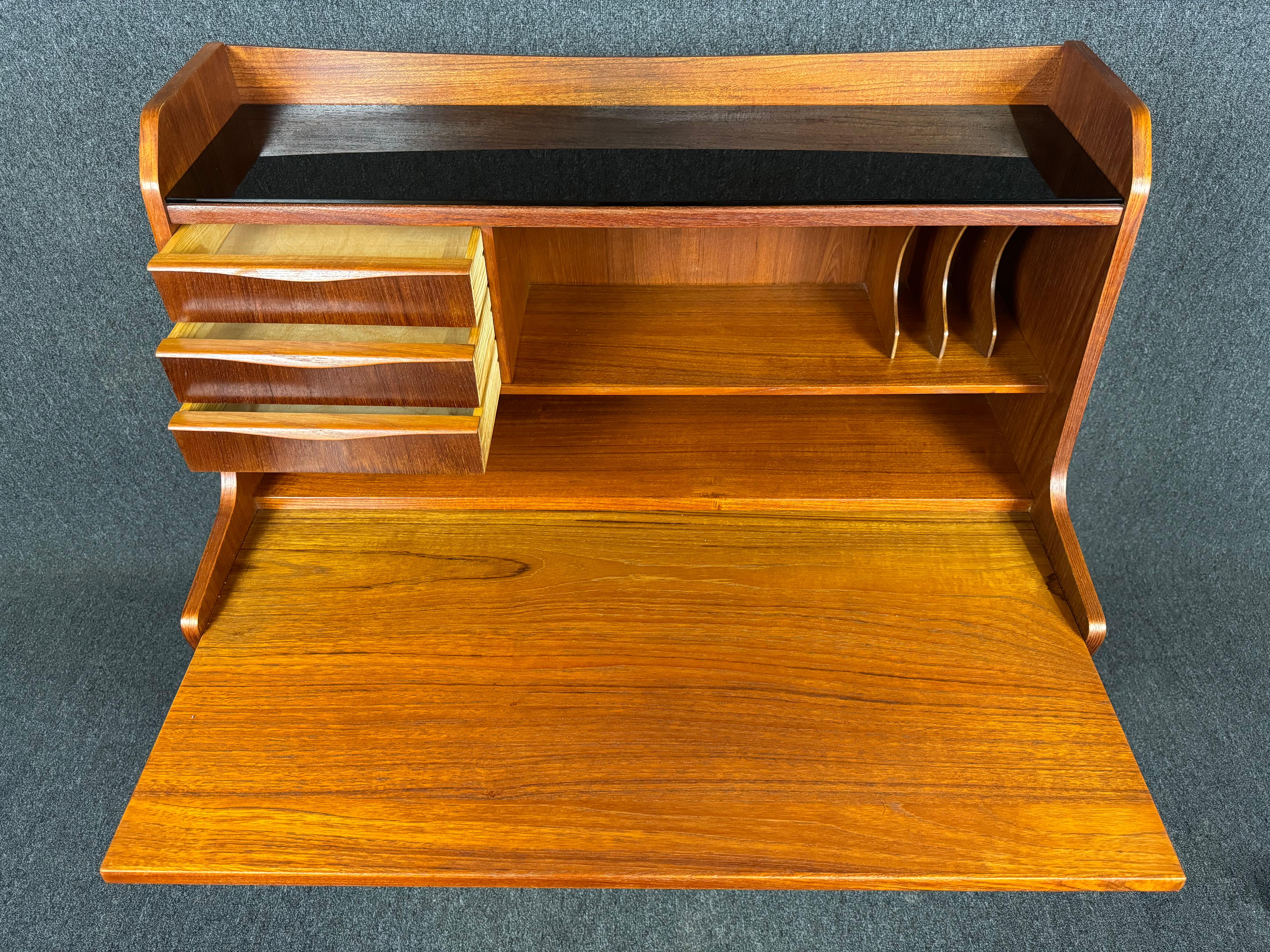 Dänischer Mid-Century Modern-Sekretär-Schreibtisch aus Teakholz, Vintage (Holzarbeit) im Angebot