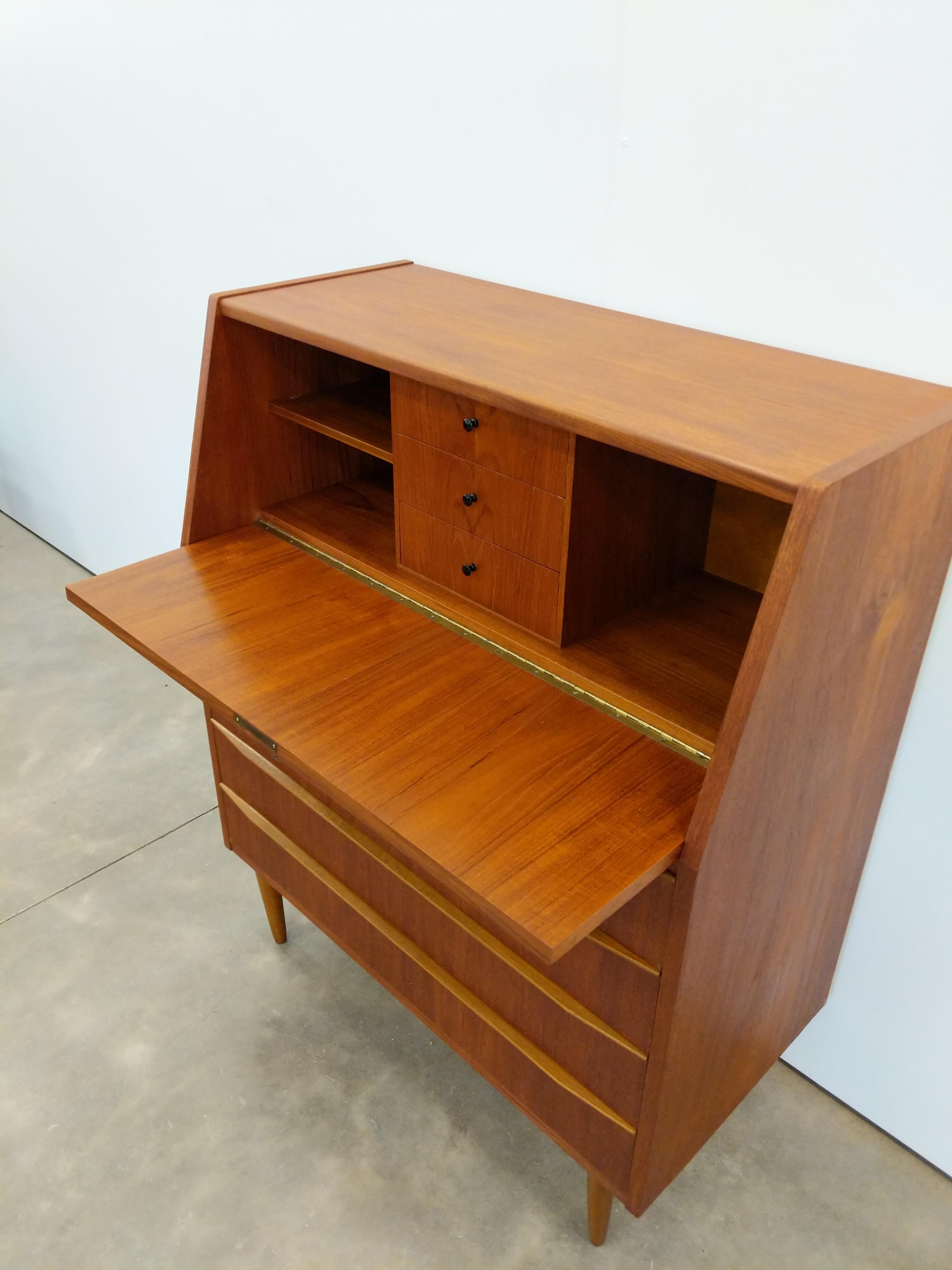 Vintage Danish Mid Century Modern Teak Secretary Desk In Good Condition For Sale In Gardiner, NY