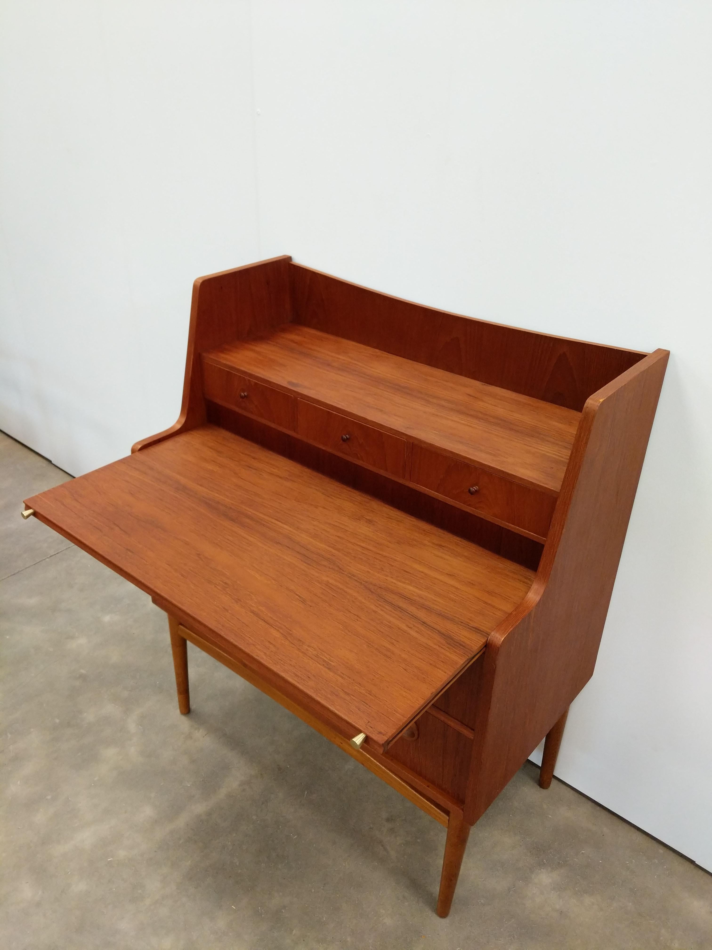 Danois Vintage Danish Mid Century Modern Teak Secretary Desk (bureau secrétaire en teck) en vente
