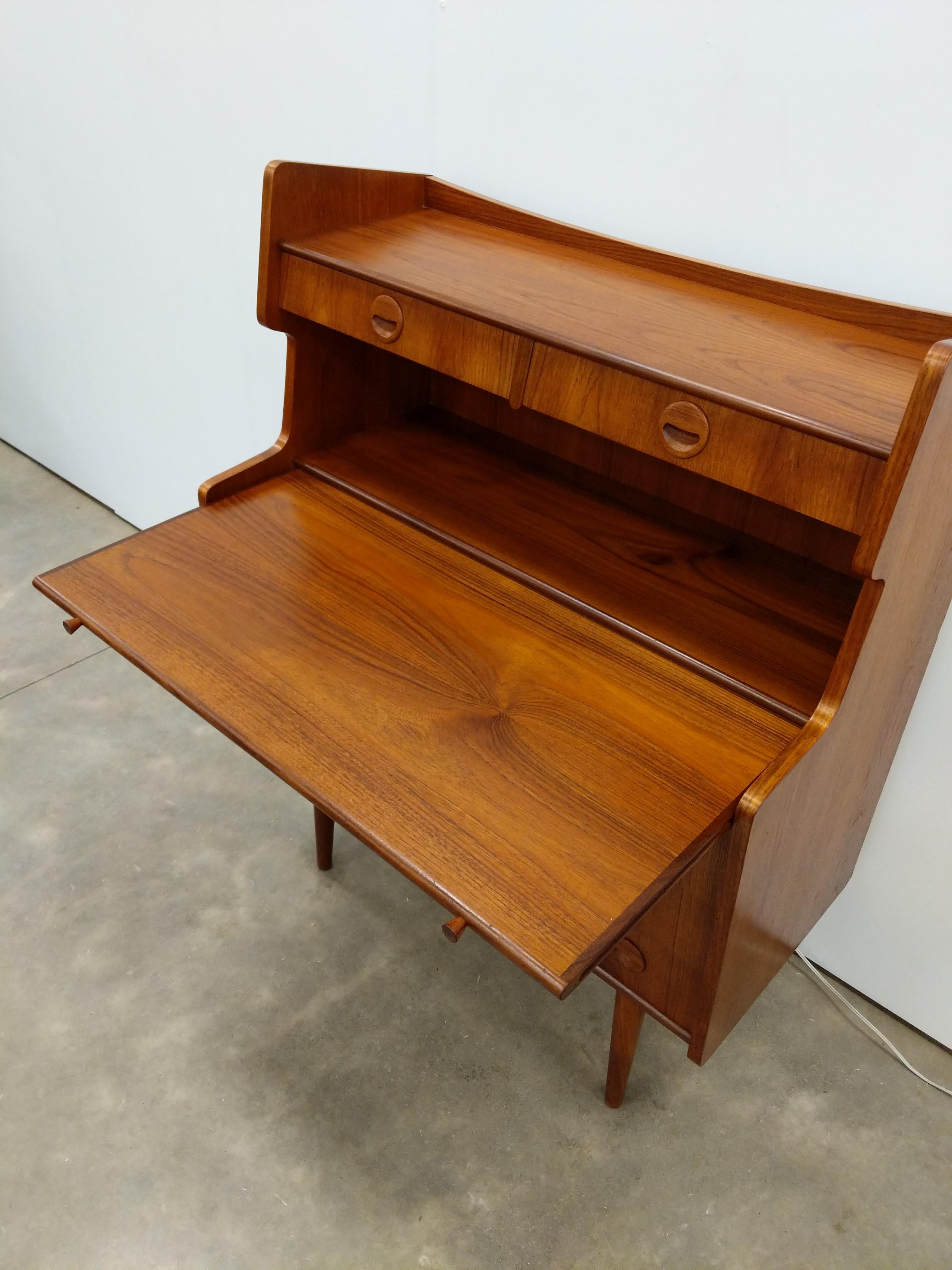 Danois Vintage Danish Mid Century Modern Teak Secretary Desk (bureau secrétaire en teck) en vente