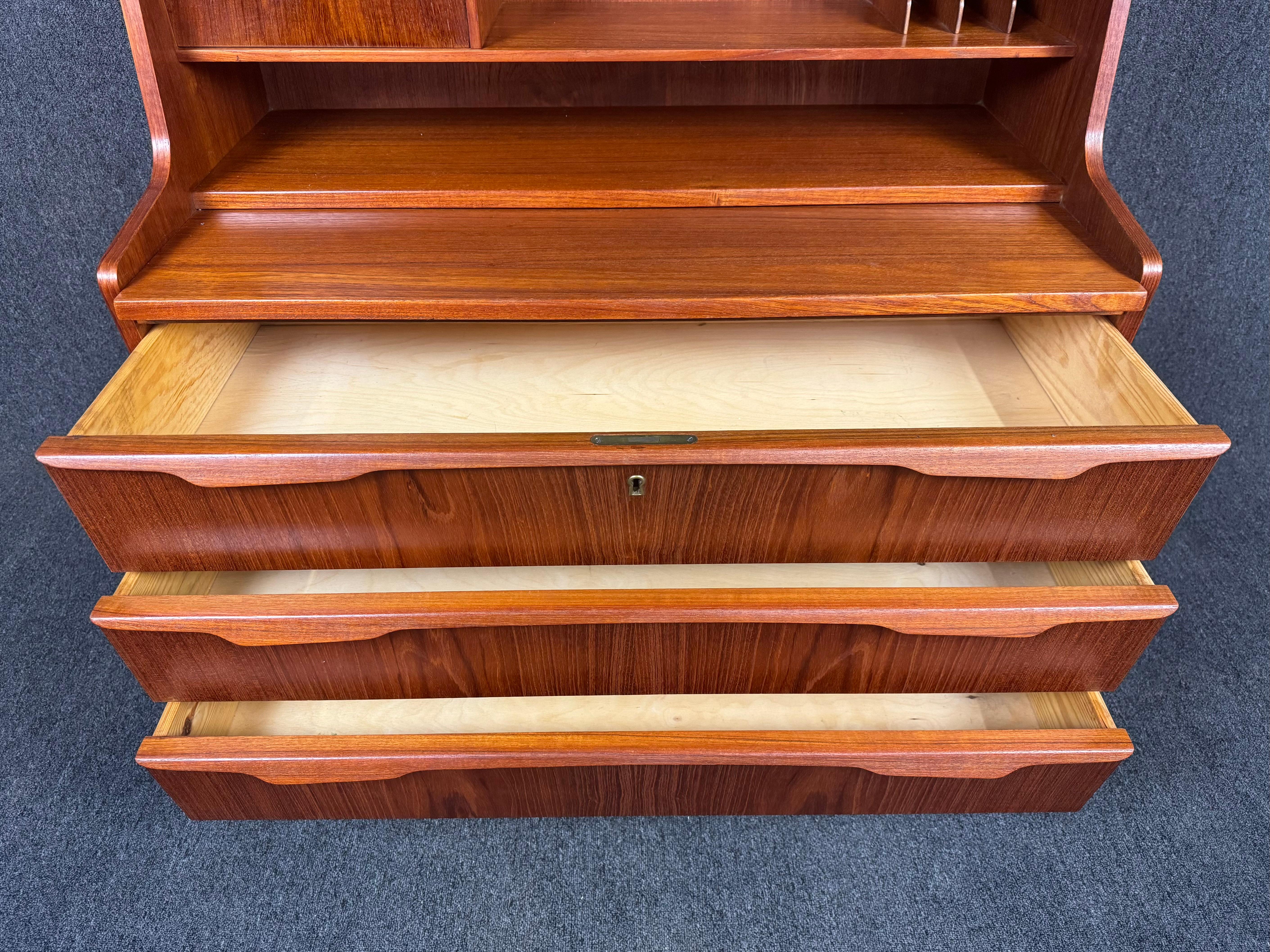 Dänischer Mid-Century Modern-Sekretär-Schreibtisch aus Teakholz, Vintage im Zustand „Gut“ im Angebot in San Marcos, CA