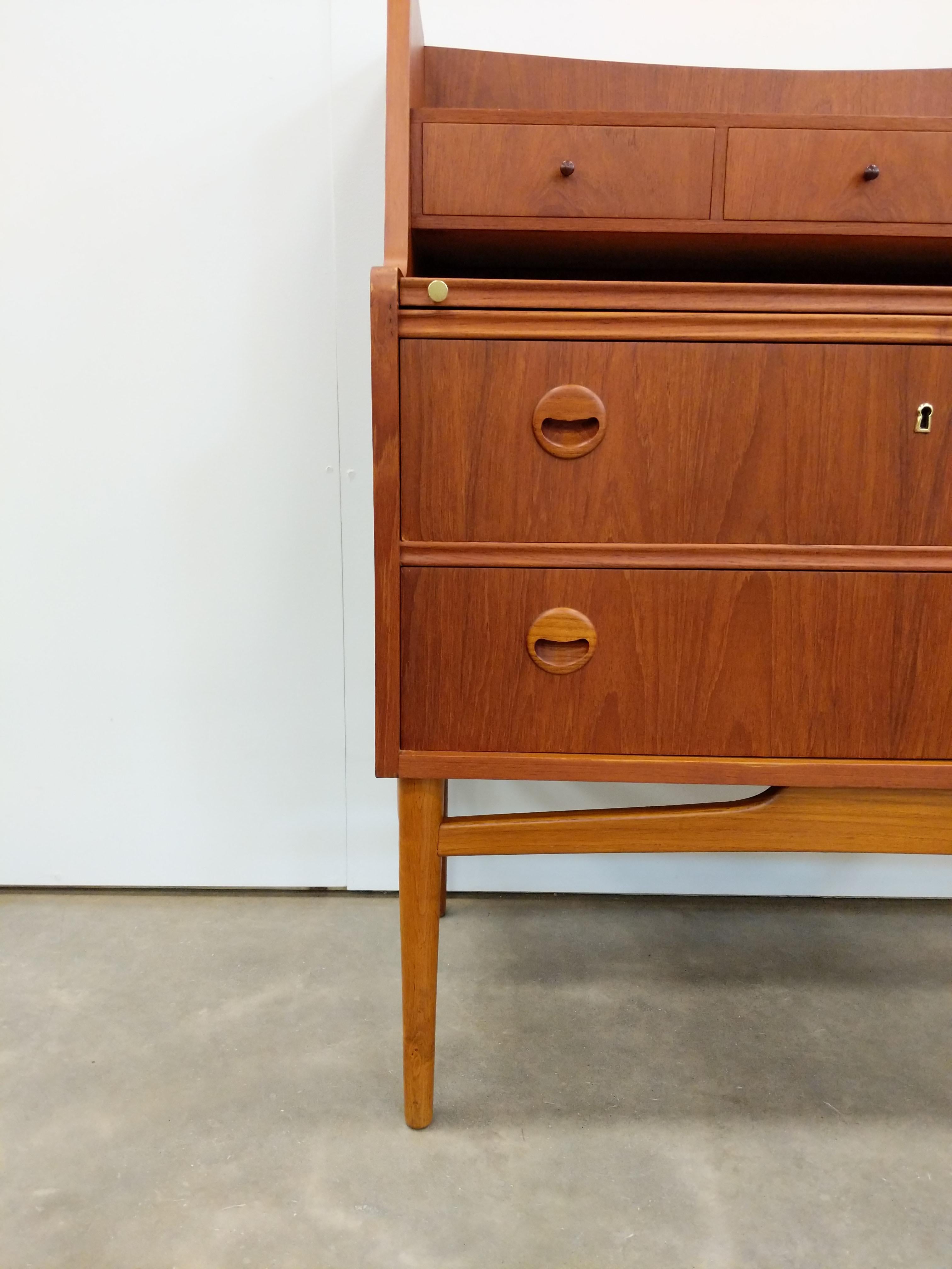 Vintage Danish Mid Century Modern Teak Secretary Desk (bureau secrétaire en teck) Bon état - En vente à Gardiner, NY