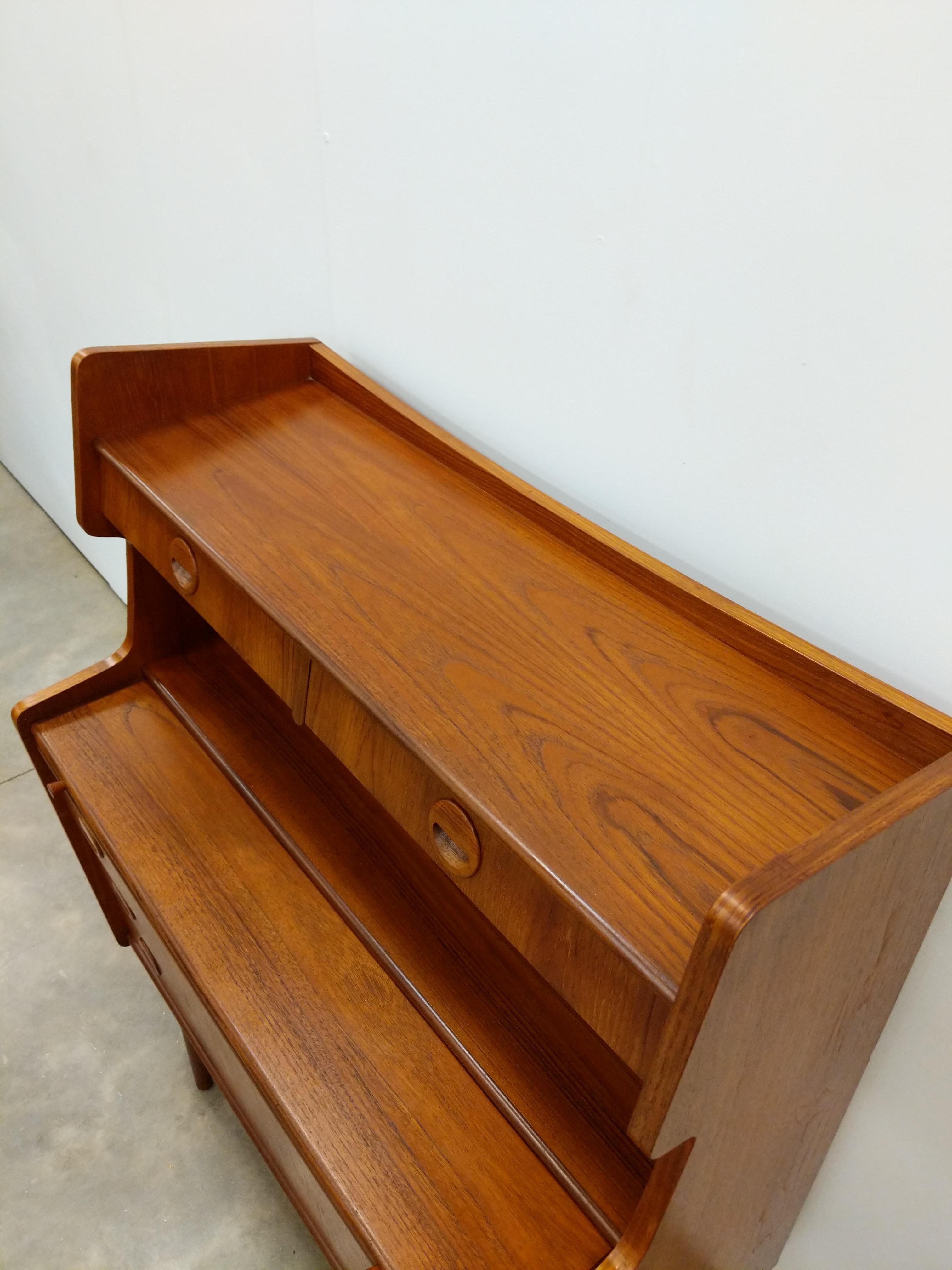 Vintage Danish Mid Century Modern Teak Secretary Desk (bureau secrétaire en teck) Bon état - En vente à Gardiner, NY