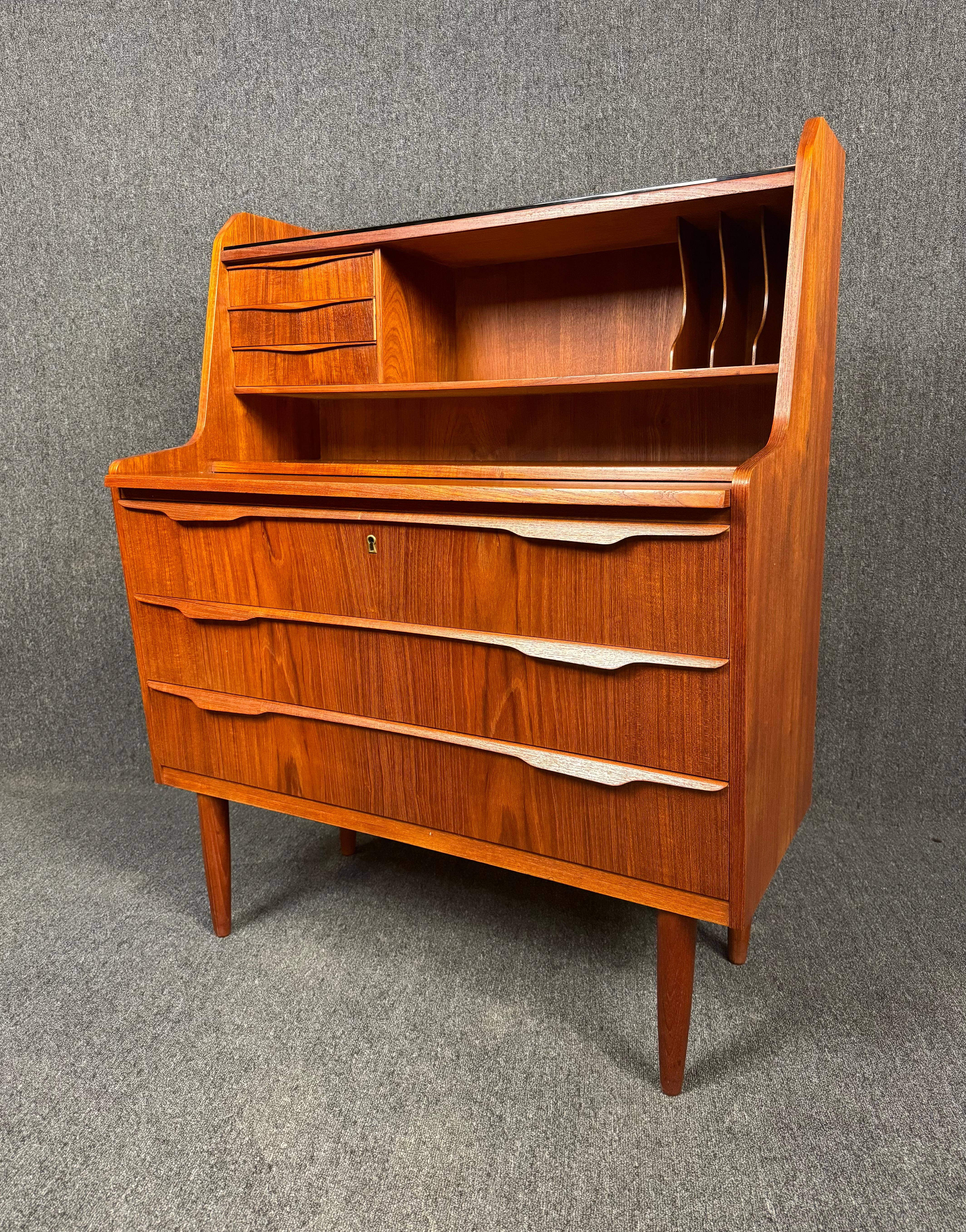 Dänischer Mid-Century Modern-Sekretär-Schreibtisch aus Teakholz, Vintage (Mitte des 20. Jahrhunderts) im Angebot