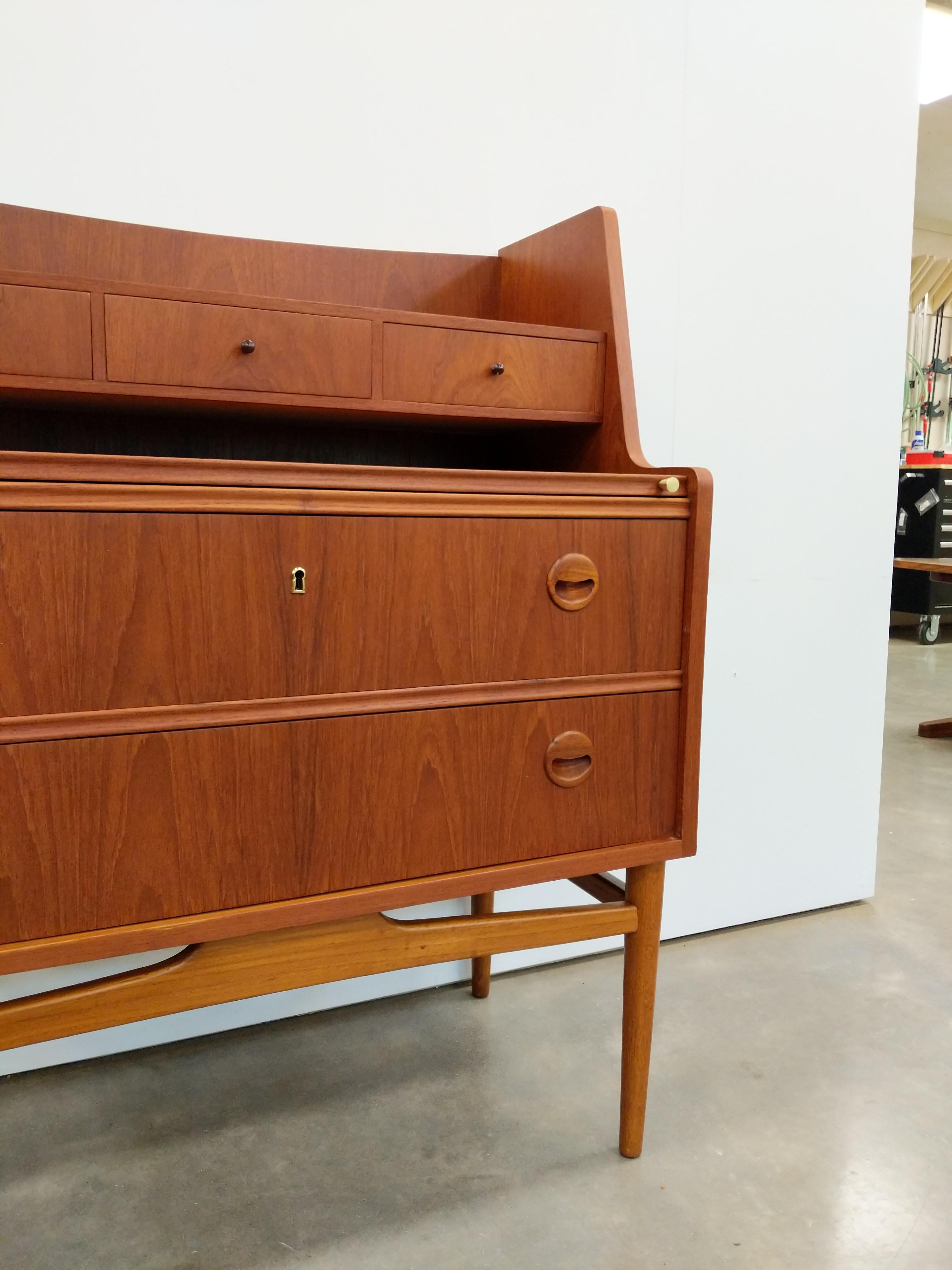 20ième siècle Vintage Danish Mid Century Modern Teak Secretary Desk (bureau secrétaire en teck) en vente