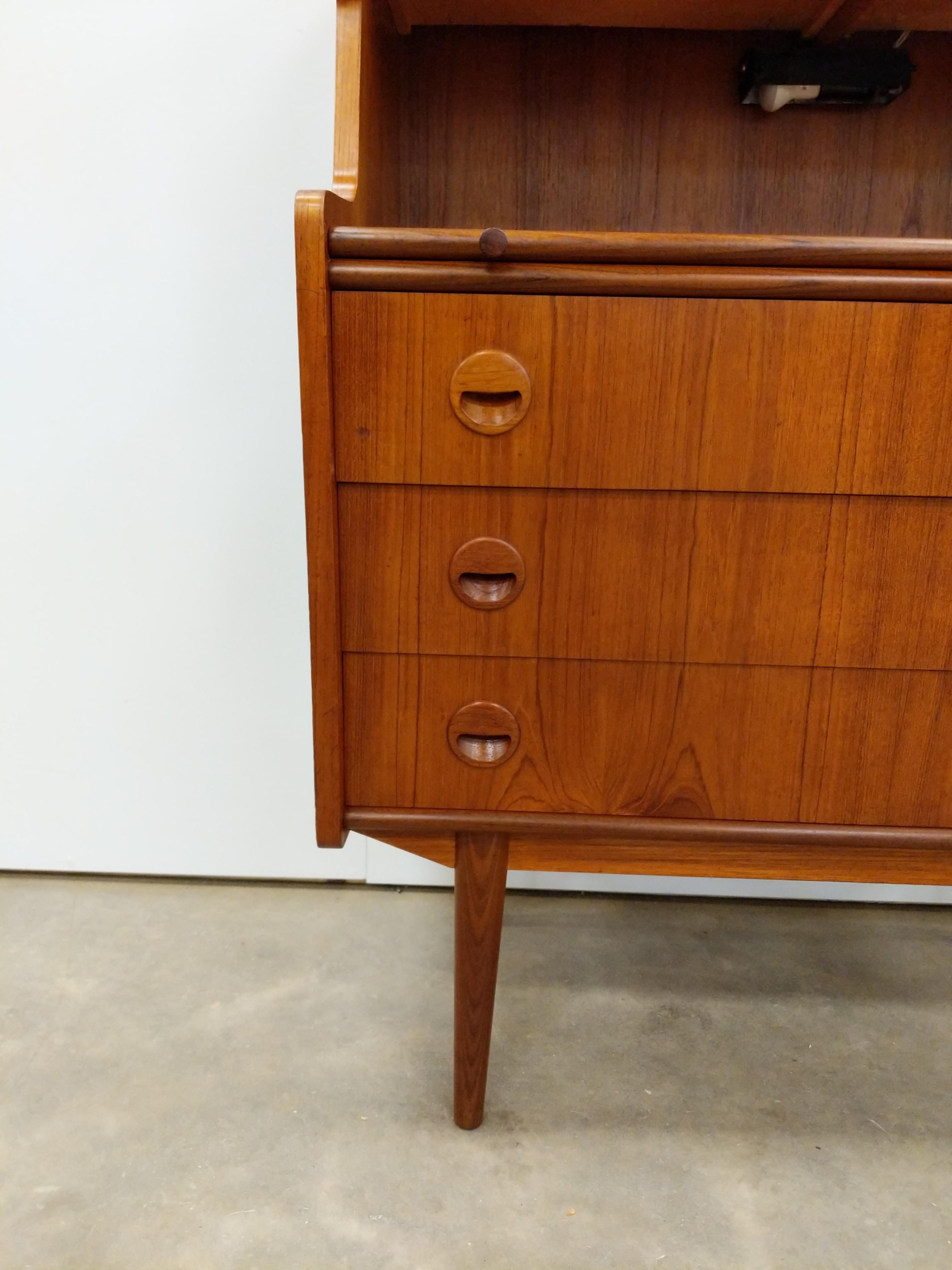 20ième siècle Vintage Danish Mid Century Modern Teak Secretary Desk (bureau secrétaire en teck) en vente
