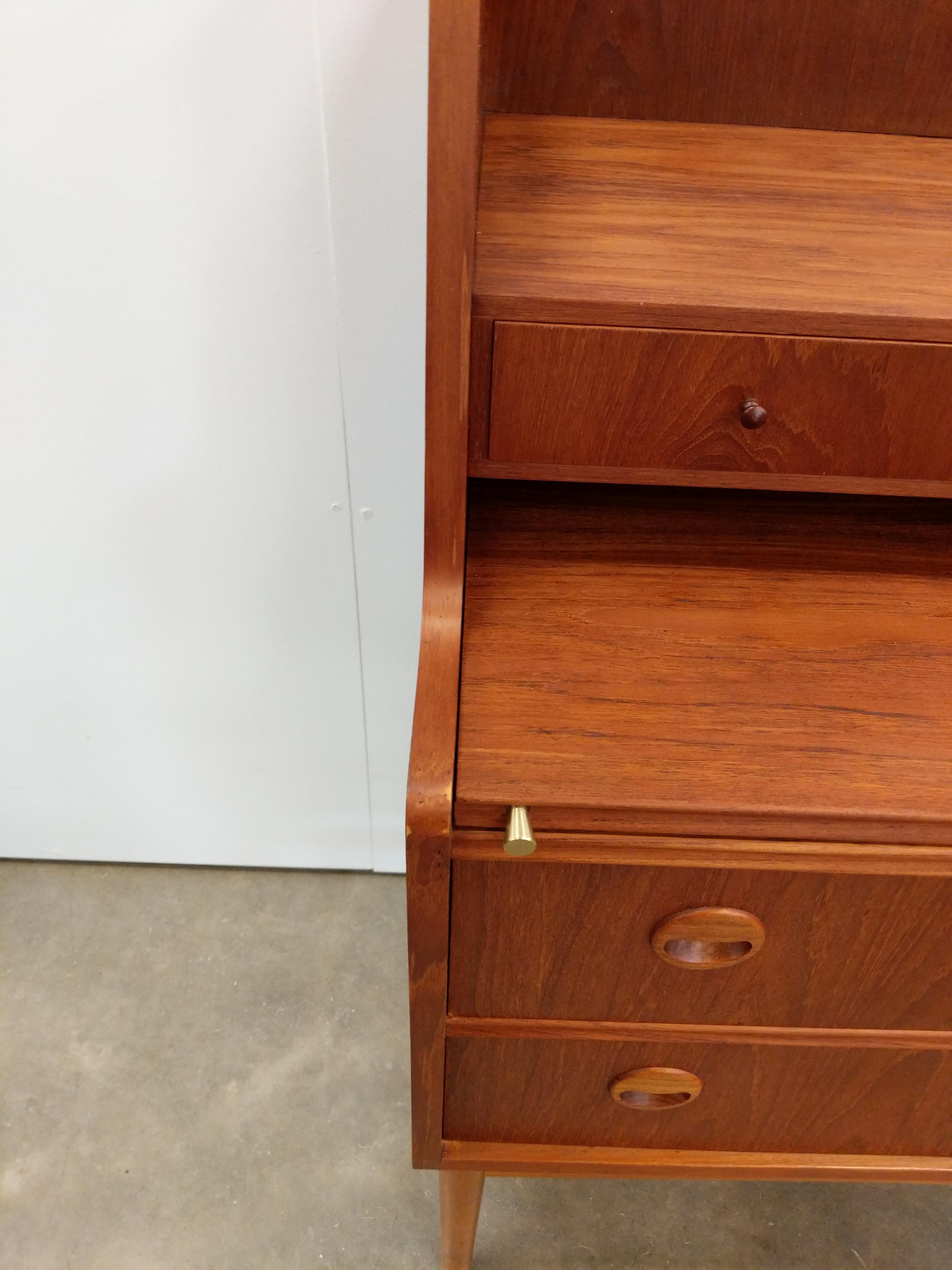 Teck Vintage Danish Mid Century Modern Teak Secretary Desk (bureau secrétaire en teck) en vente