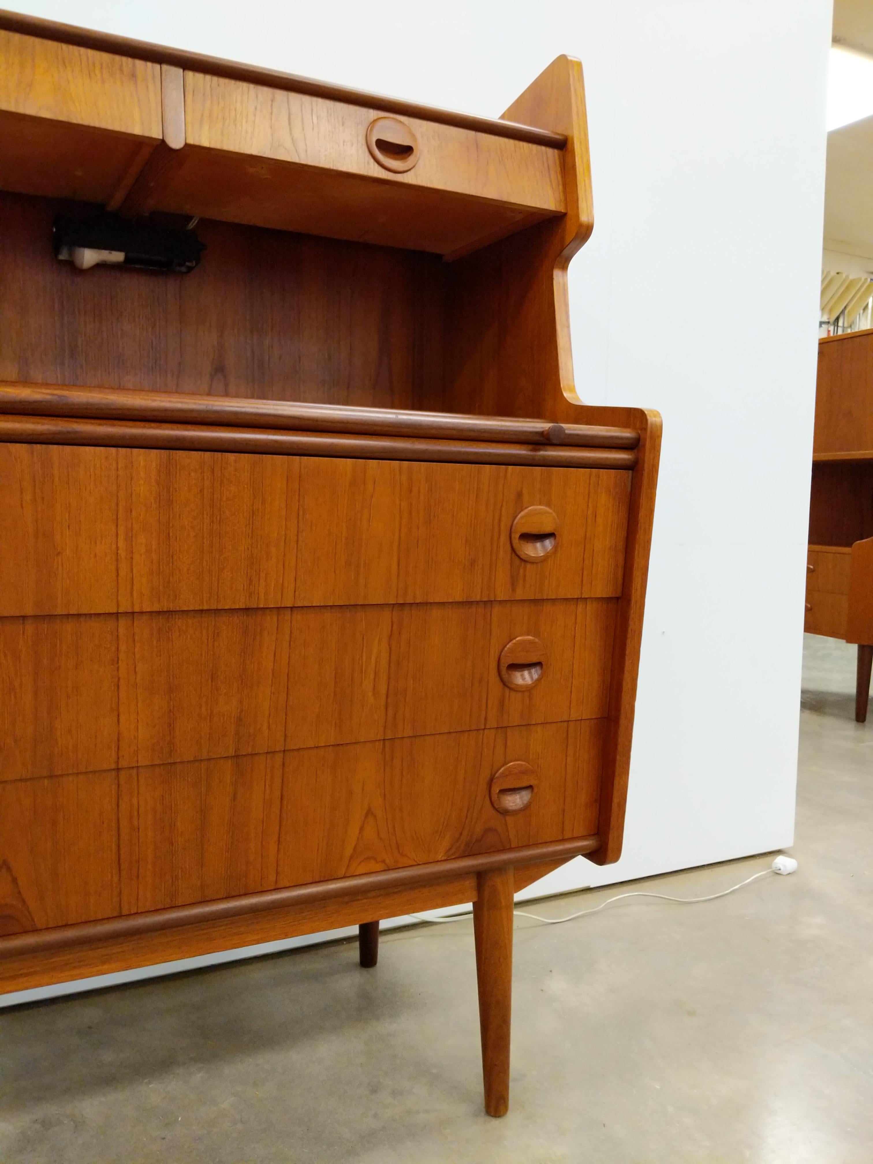Teck Vintage Danish Mid Century Modern Teak Secretary Desk (bureau secrétaire en teck) en vente