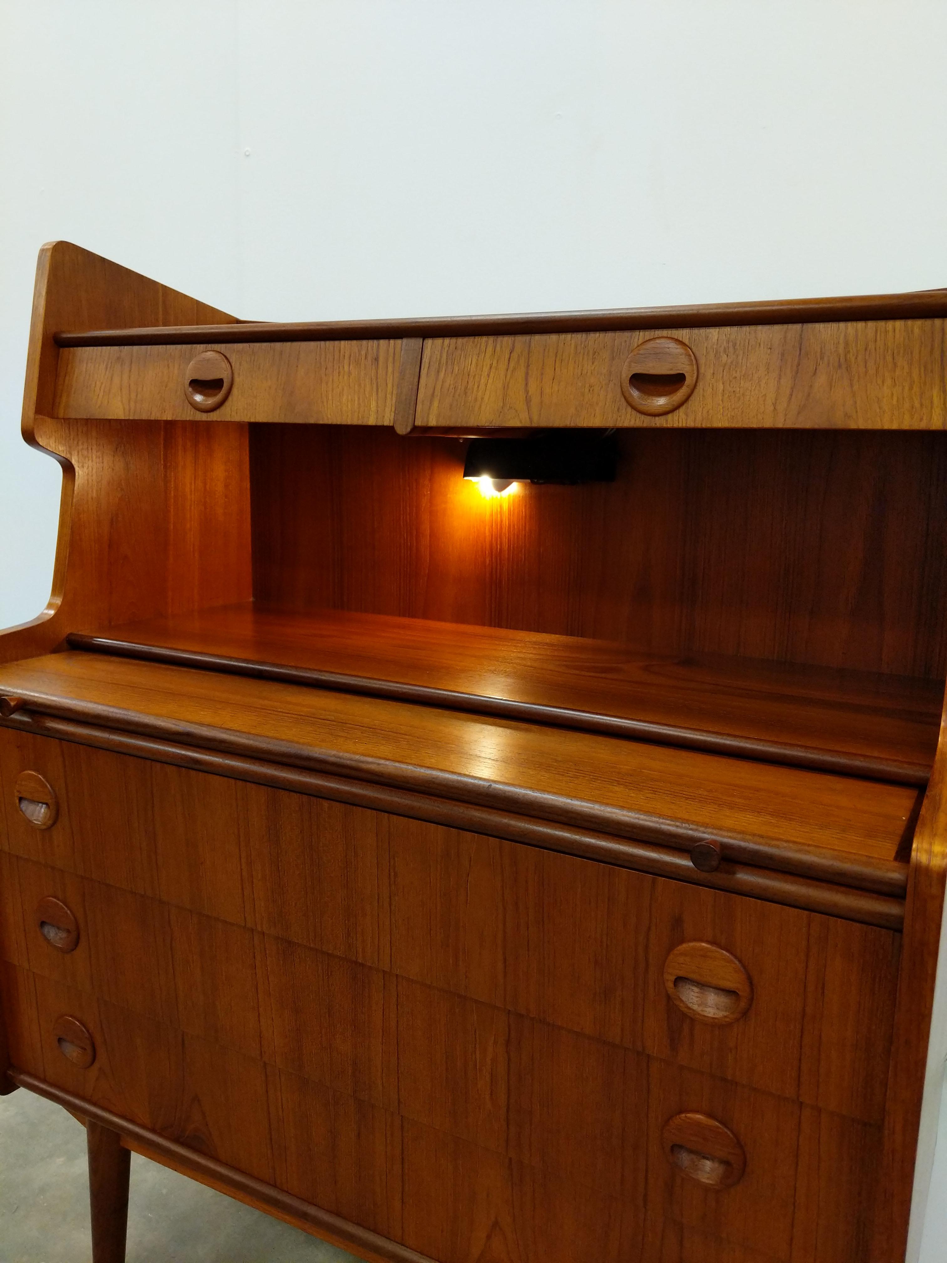 Vintage Danish Mid Century Modern Teak Secretary Desk (bureau secrétaire en teck) en vente 1