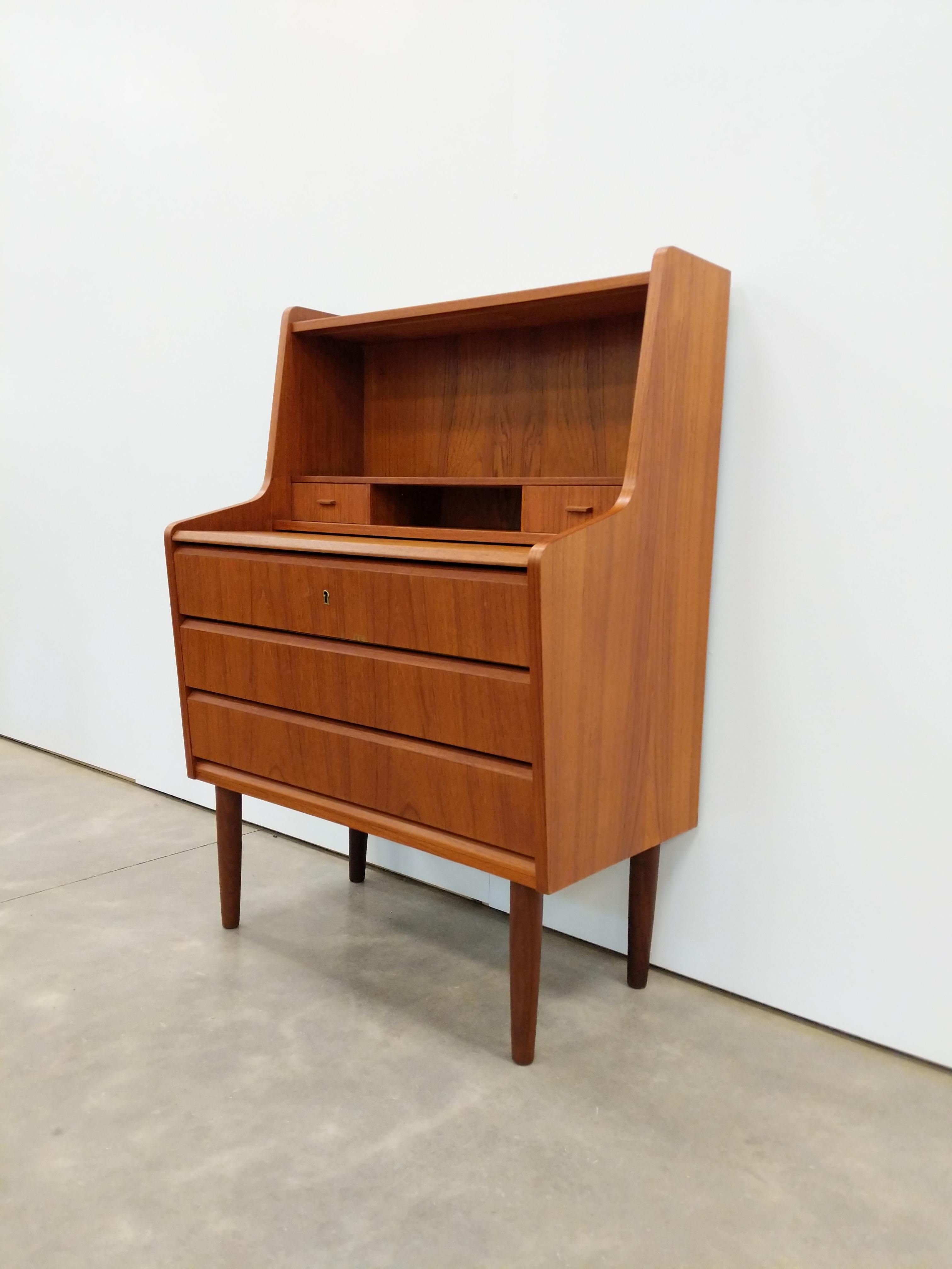 Autentica scrivania vintage in teak della metà del secolo, danese e scandinava, cassettiera e vanità con specchio.

Questo pezzo è in eccellenti condizioni di rifinitura con pochissimi segni di usura dovuti all'età (vedi foto).

Se desideri