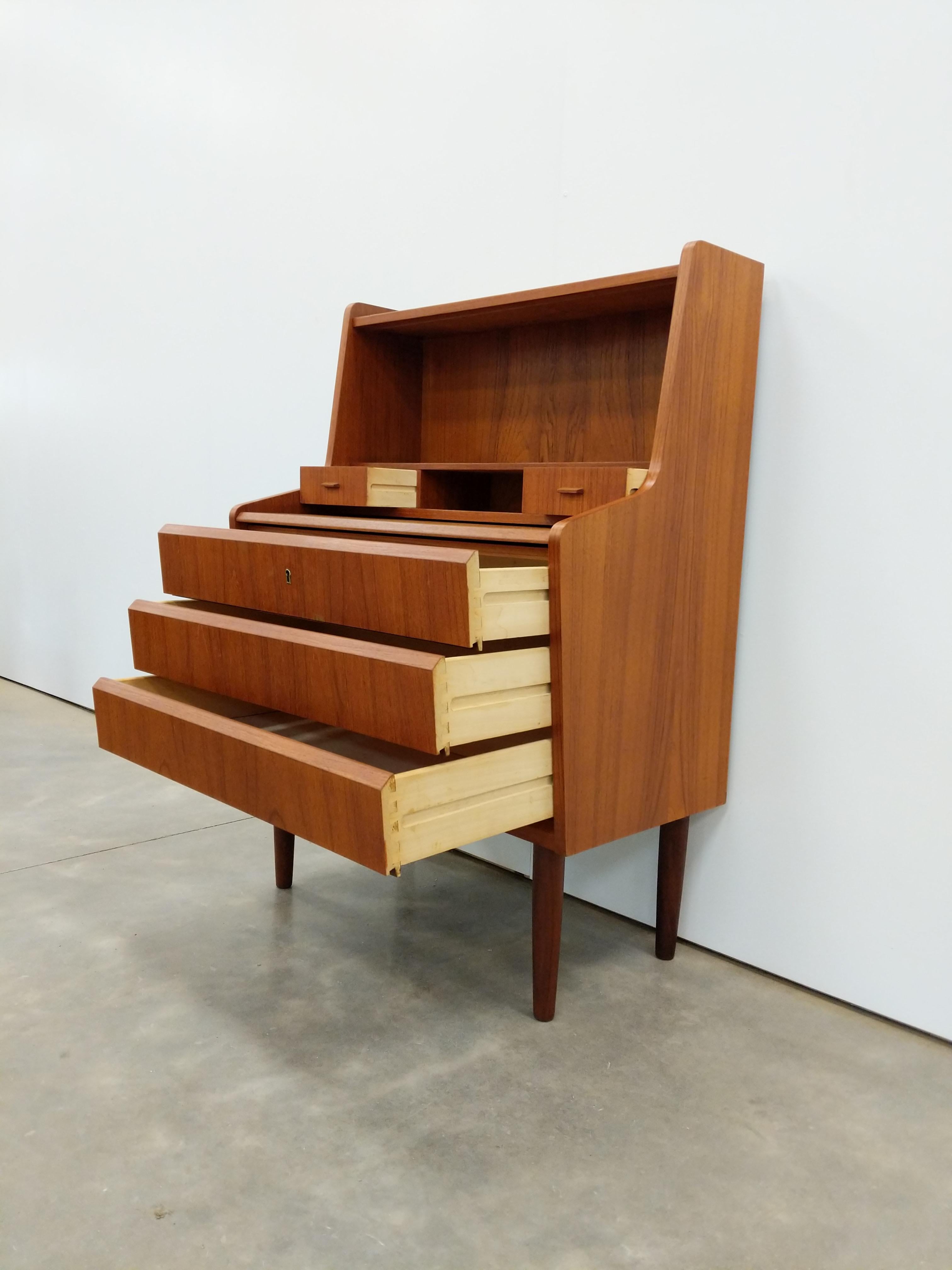 Mid-Century moderno Scrivania / Vanity d'epoca in teak danese della metà del secolo scorso in vendita