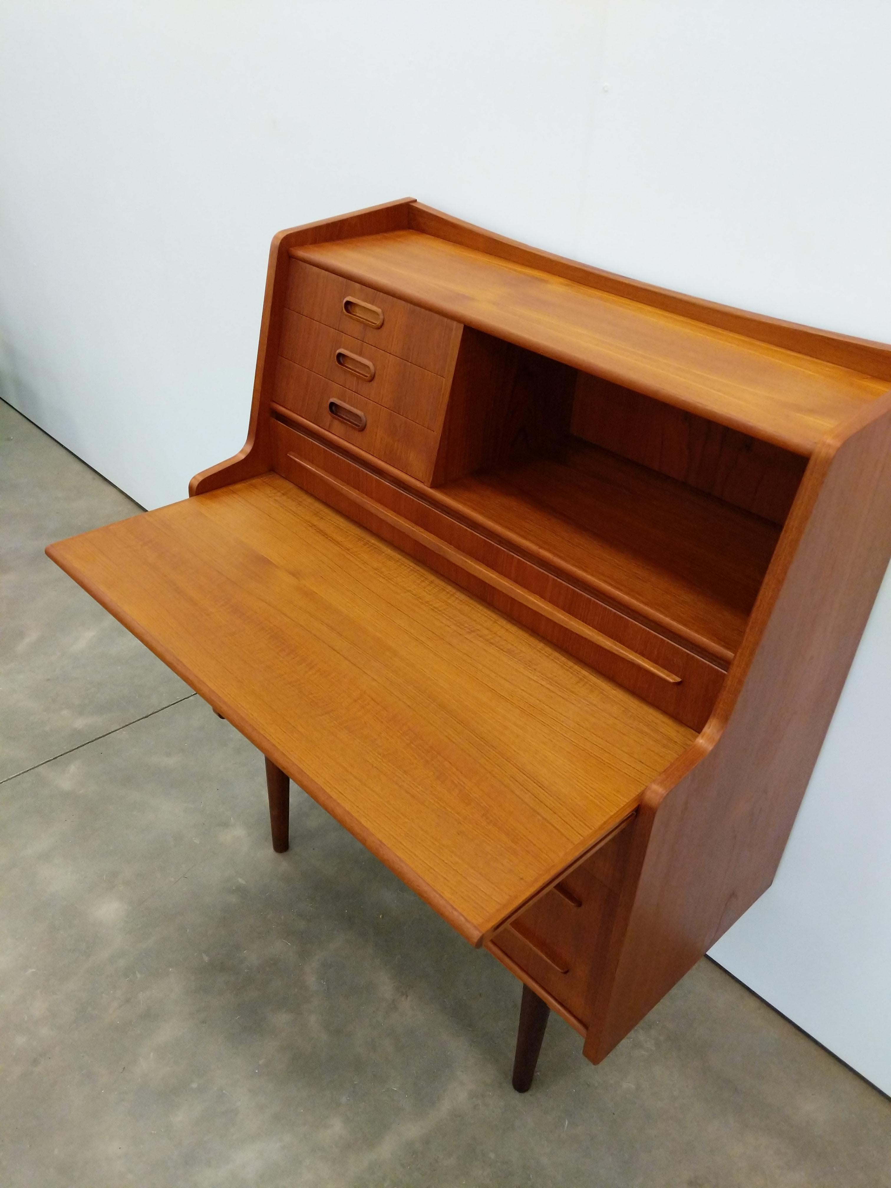Vintage Danish Mid Century Modern Teak Secretary Desk / Vanity In Good Condition In Gardiner, NY