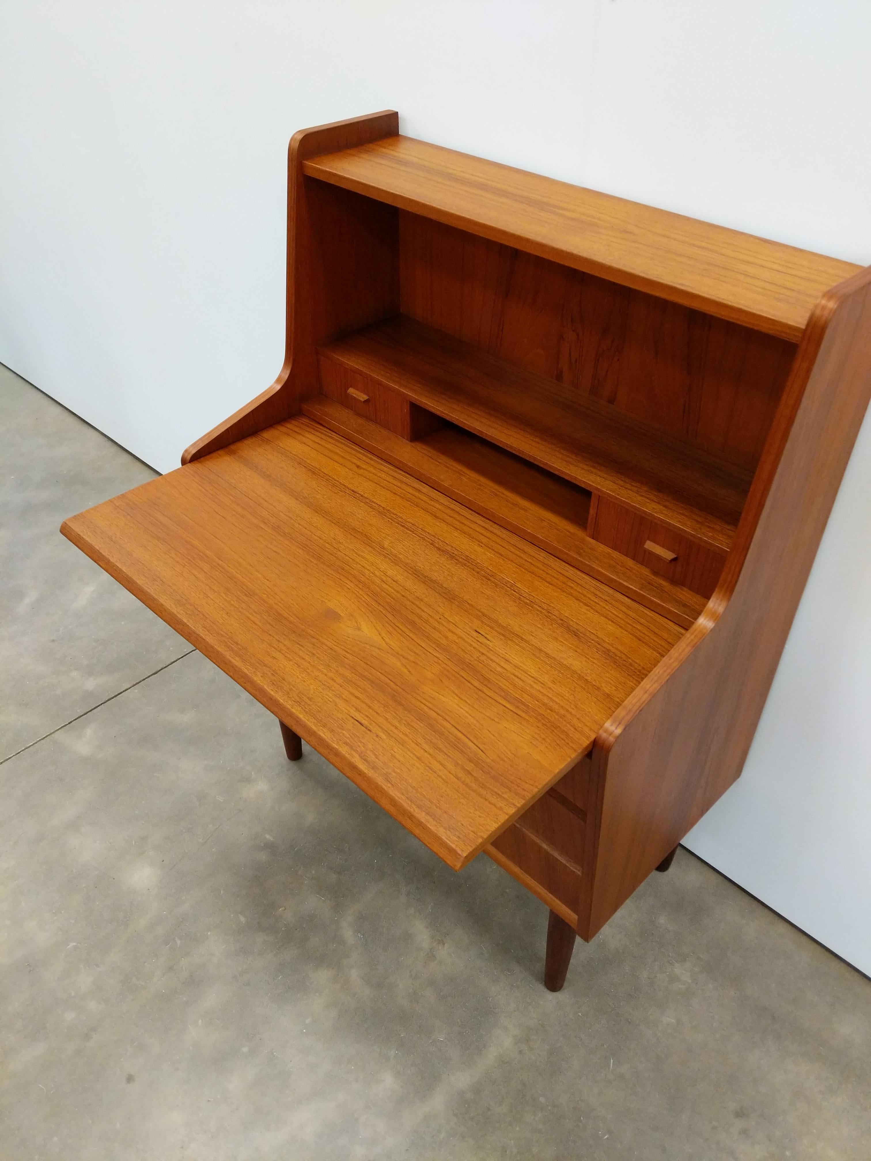 Danese Scrivania / Vanity d'epoca in teak danese della metà del secolo scorso in vendita