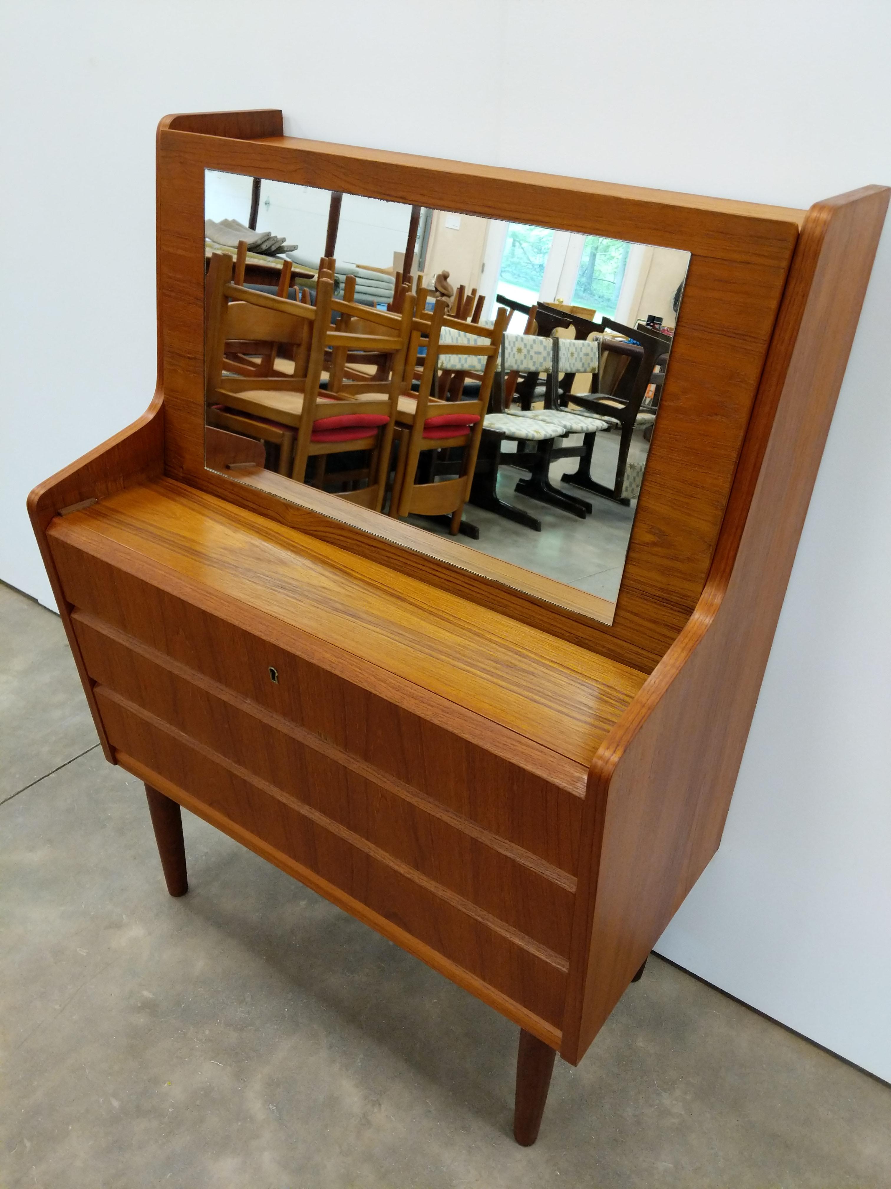 Scrivania / Vanity d'epoca in teak danese della metà del secolo scorso In condizioni buone in vendita a Gardiner, NY