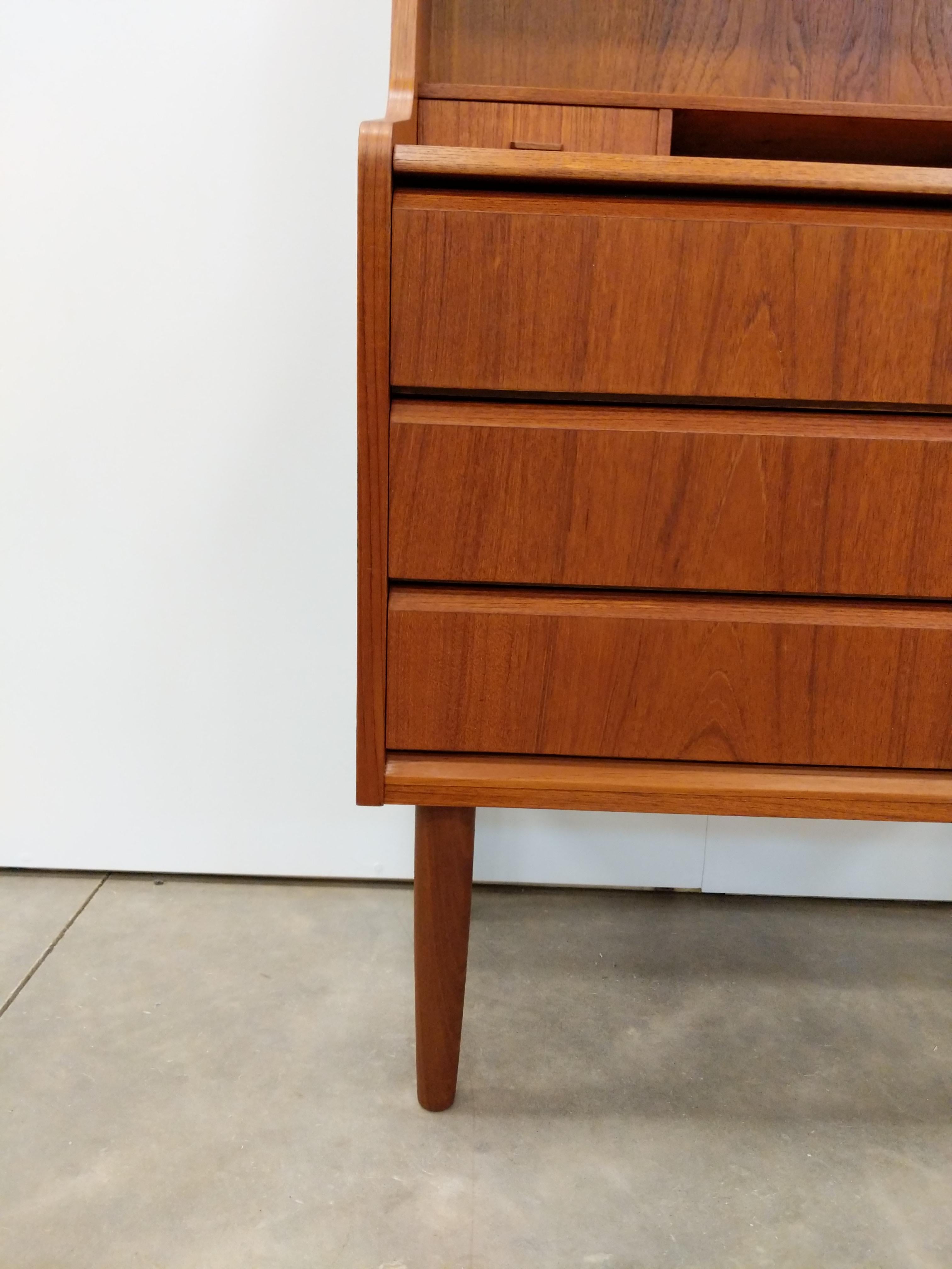 XX secolo Scrivania / Vanity d'epoca in teak danese della metà del secolo scorso in vendita